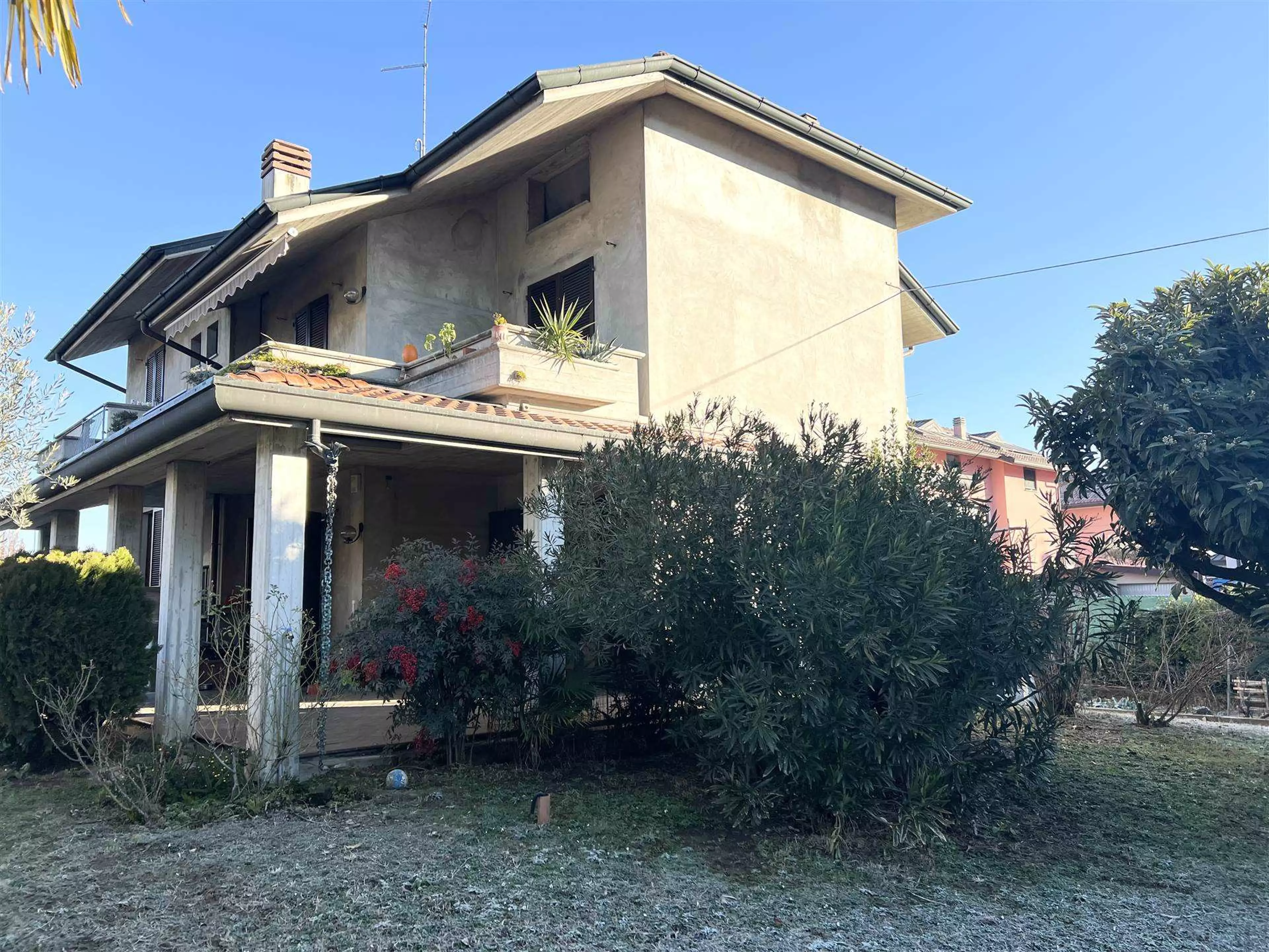 Villa singola con 2 appartamenti quadrilocali