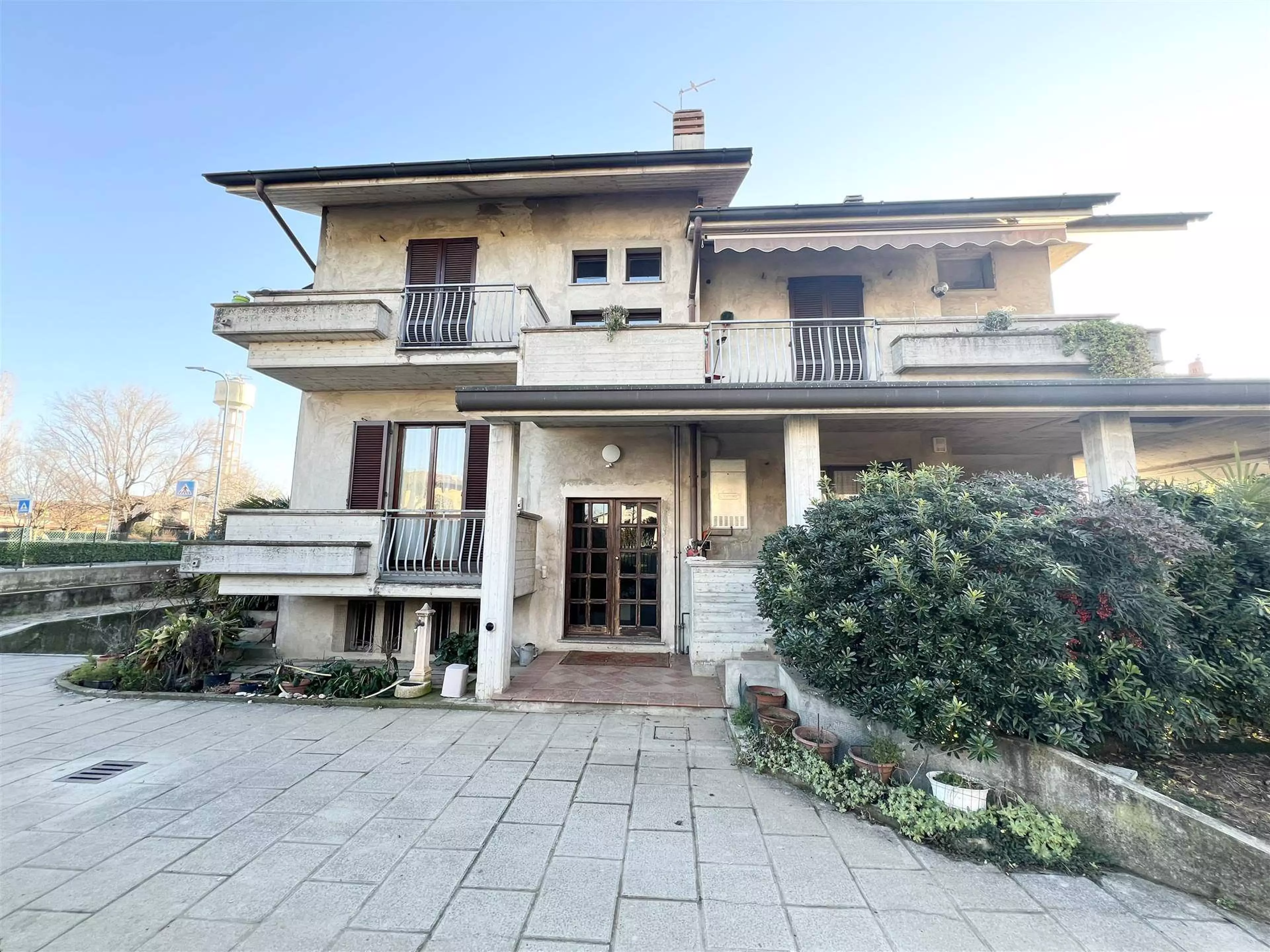 Villa singola con 2 appartamenti quadrilocali