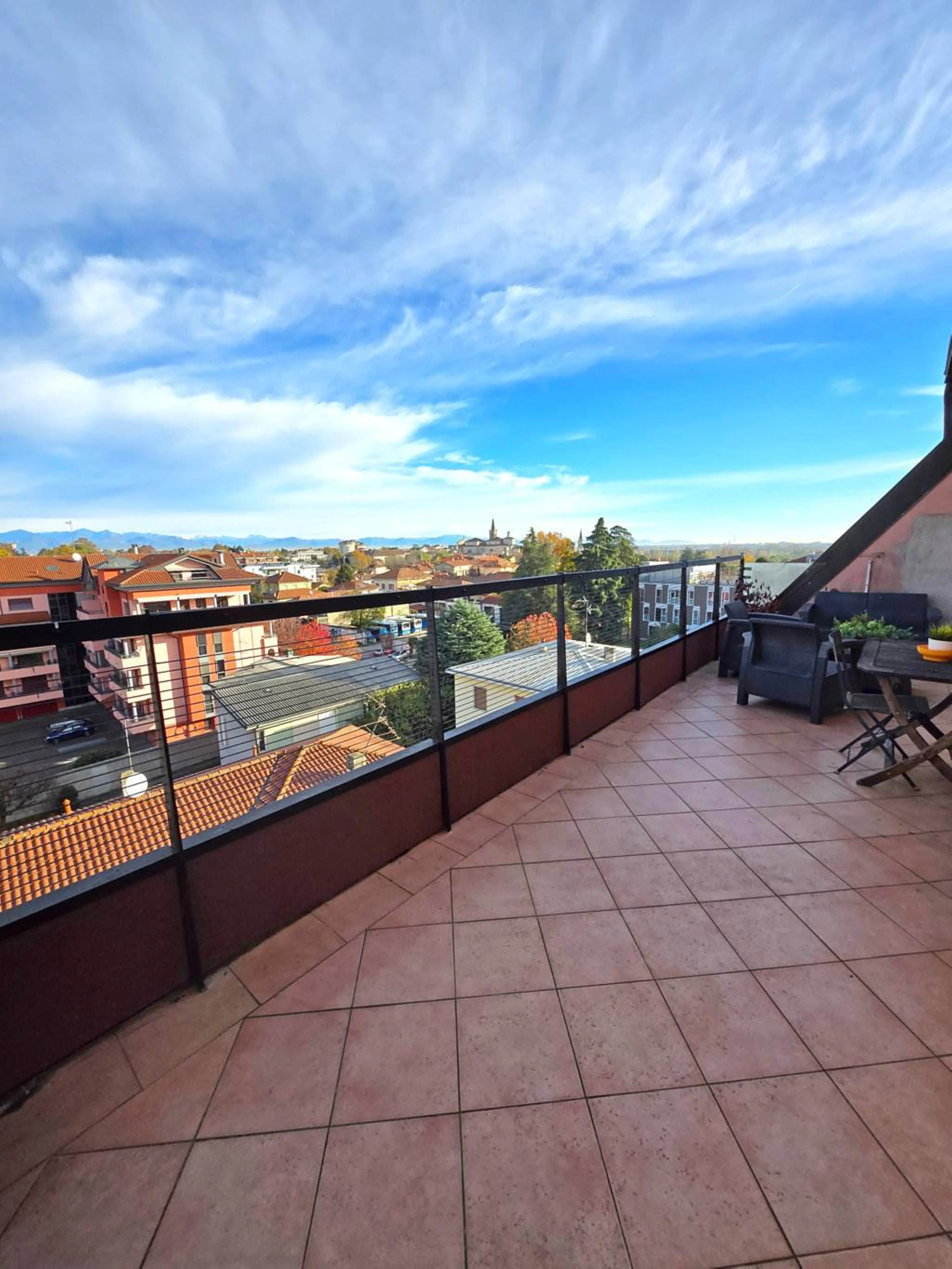 Esclusivo Attico con Terrazzi e Vista Panoramica nel Centro di Cassano d'Adda