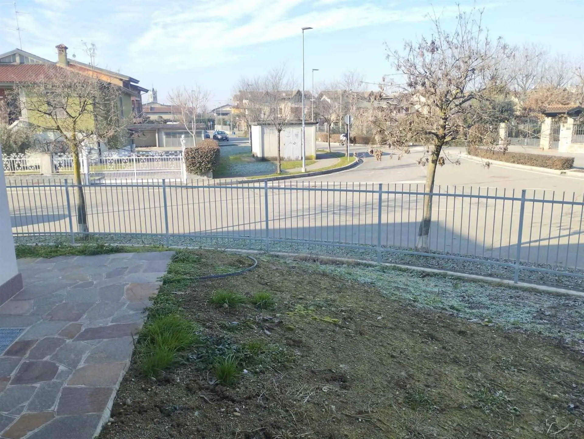 Appartamento laterale con ingresso indipendente, Ampio giardino e Box