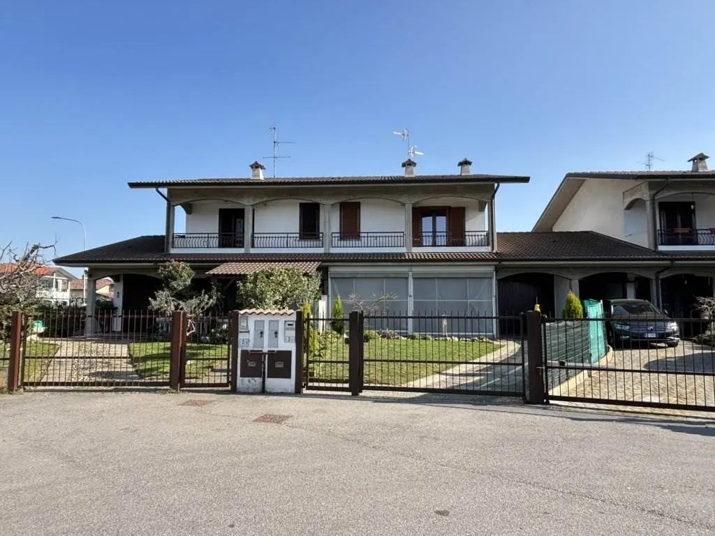 Villa a Schiera in Esclusiva a Trezzano Rosa - Ampi Spazi e Posizione Centrale