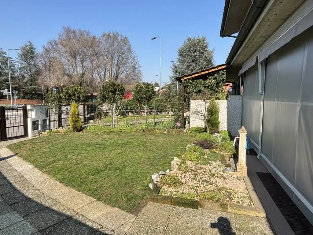 Villa a Schiera in Esclusiva a Trezzano Rosa - Ampi Spazi e Posizione Centrale