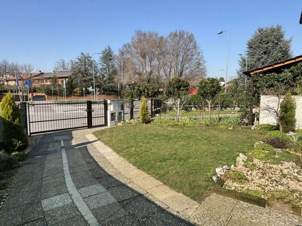 Villa a Schiera in Esclusiva a Trezzano Rosa - Ampi Spazi e Posizione Centrale