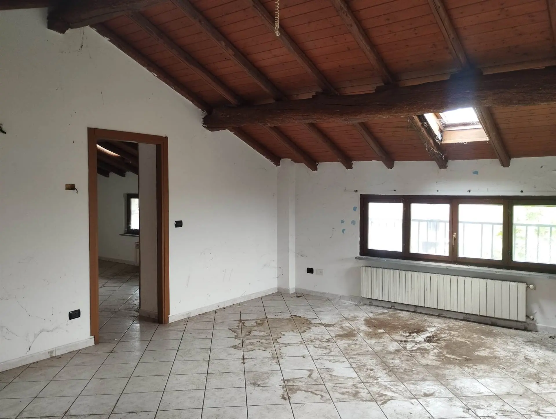 Trilocale Autonomo con Travi a Vista e Doppio Bagno