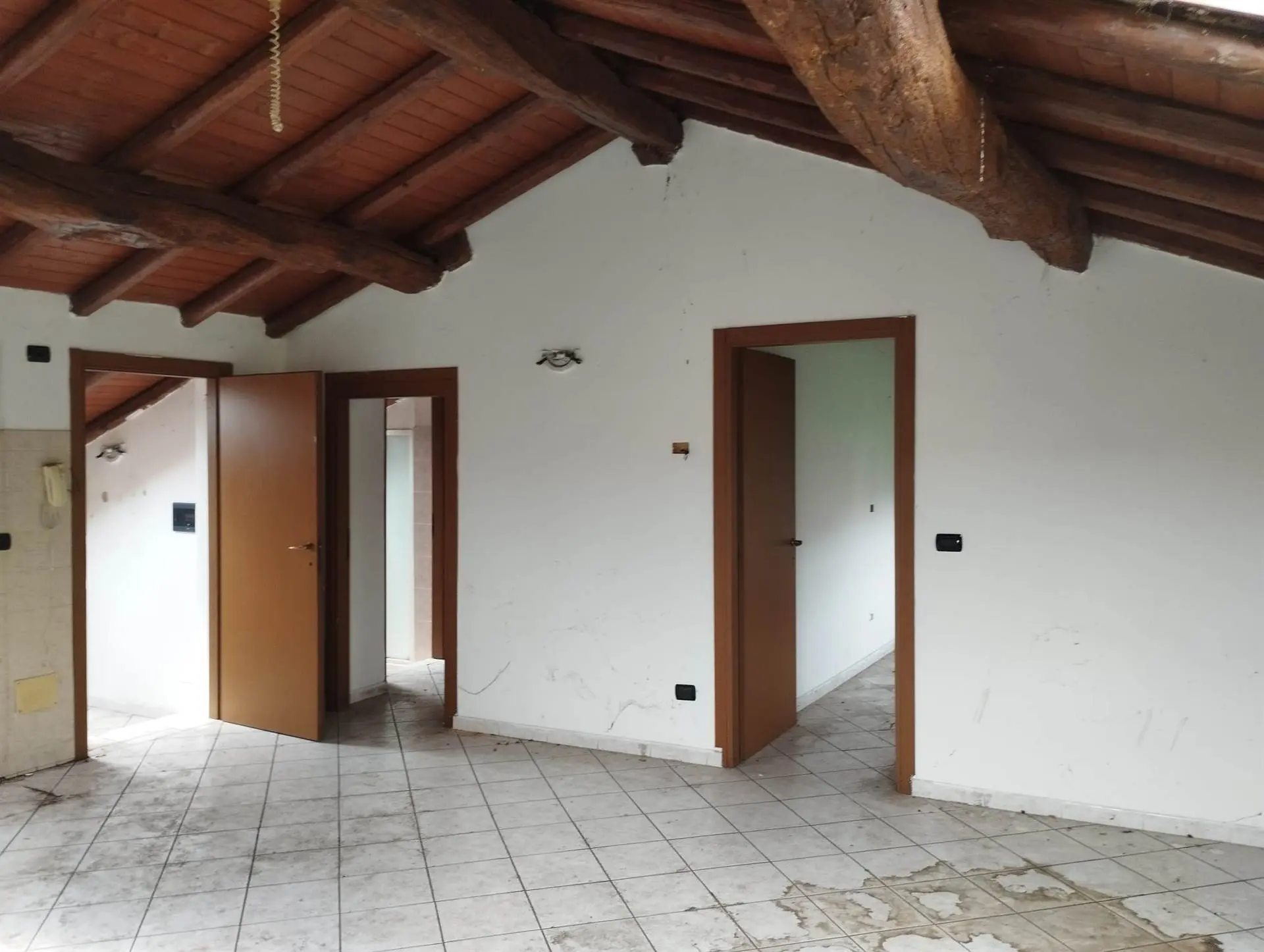 Trilocale Autonomo con Travi a Vista e Doppio Bagno