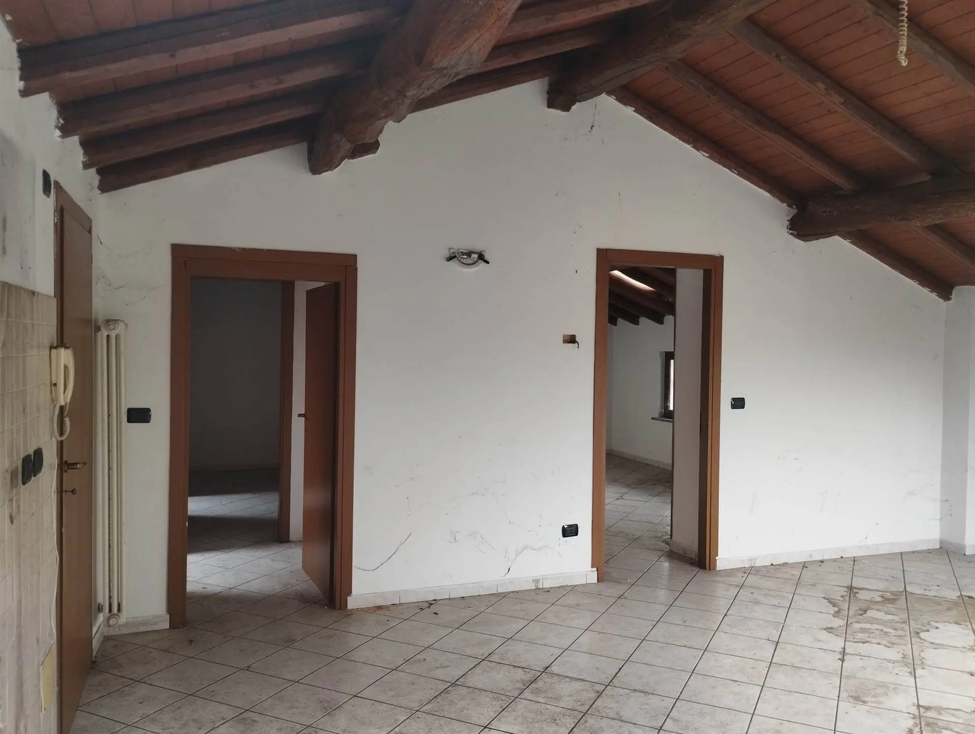 Trilocale Autonomo con Travi a Vista e Doppio Bagno