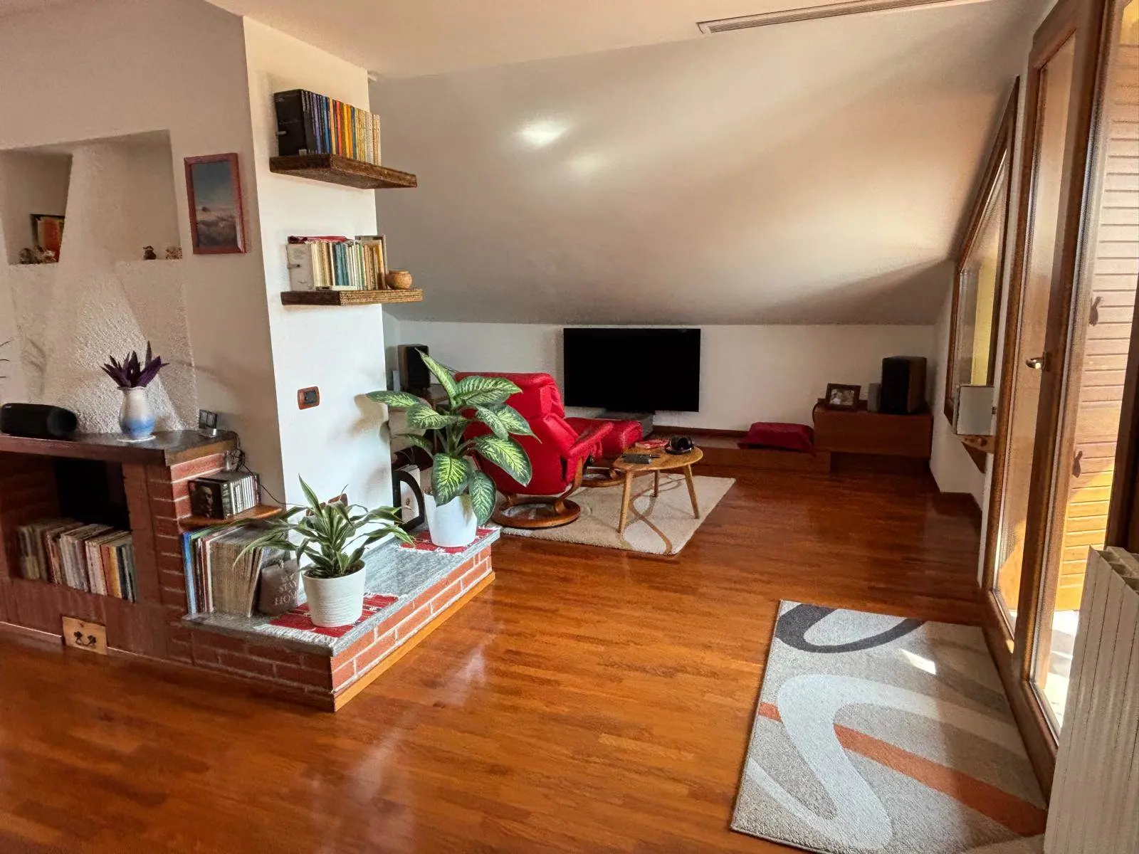 Trezzano Rosa – Ampia mansarda con terrazzo e box, in centro paese