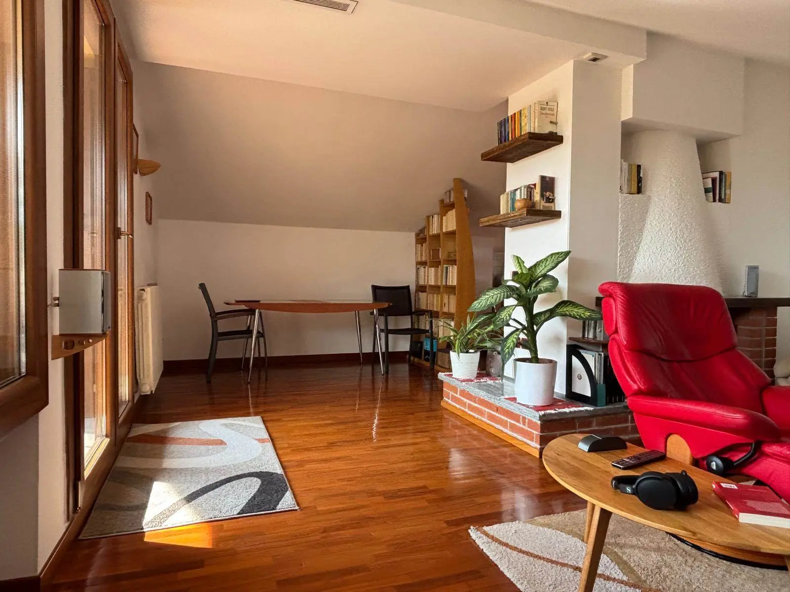 Trezzano Rosa – Ampia mansarda con terrazzo e box, in centro paese
