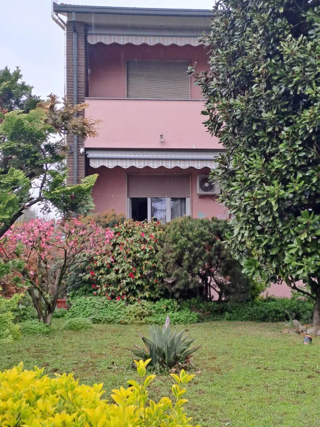 Immagine di copertina dell'immobile 2.Vimercate – Ampio appartamento in villa con giardino privato