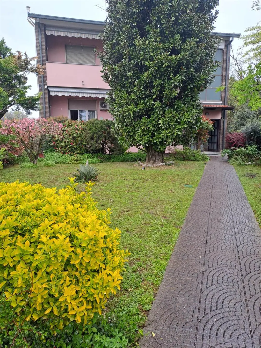 2.Vimercate – Ampio appartamento in villa con giardino privato