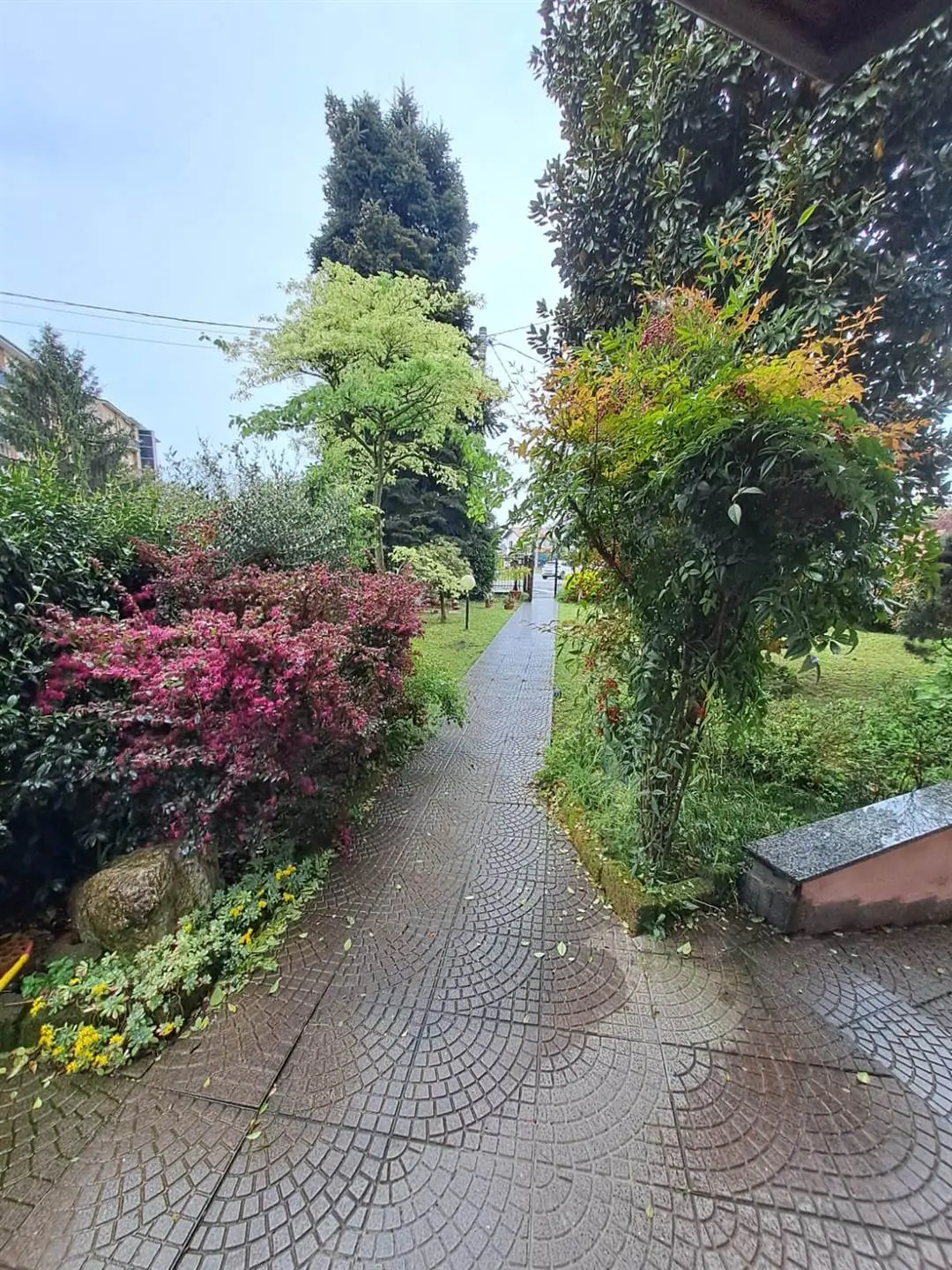 2.Vimercate – Ampio appartamento in villa con giardino privato