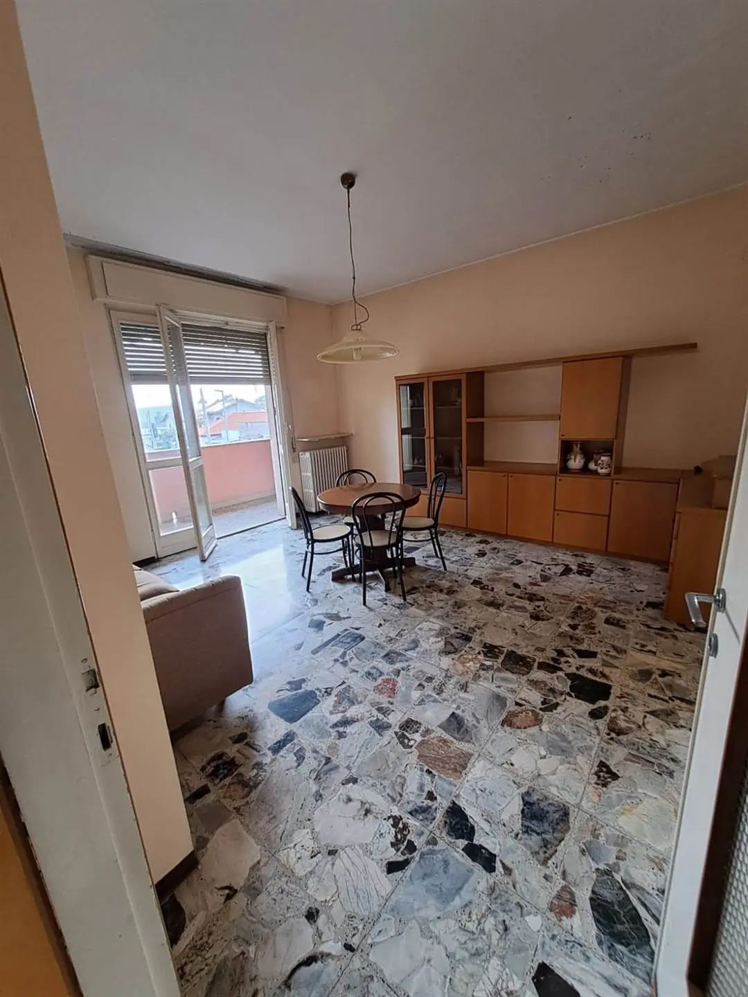 2.Vimercate – Ampio appartamento in villa con giardino privato