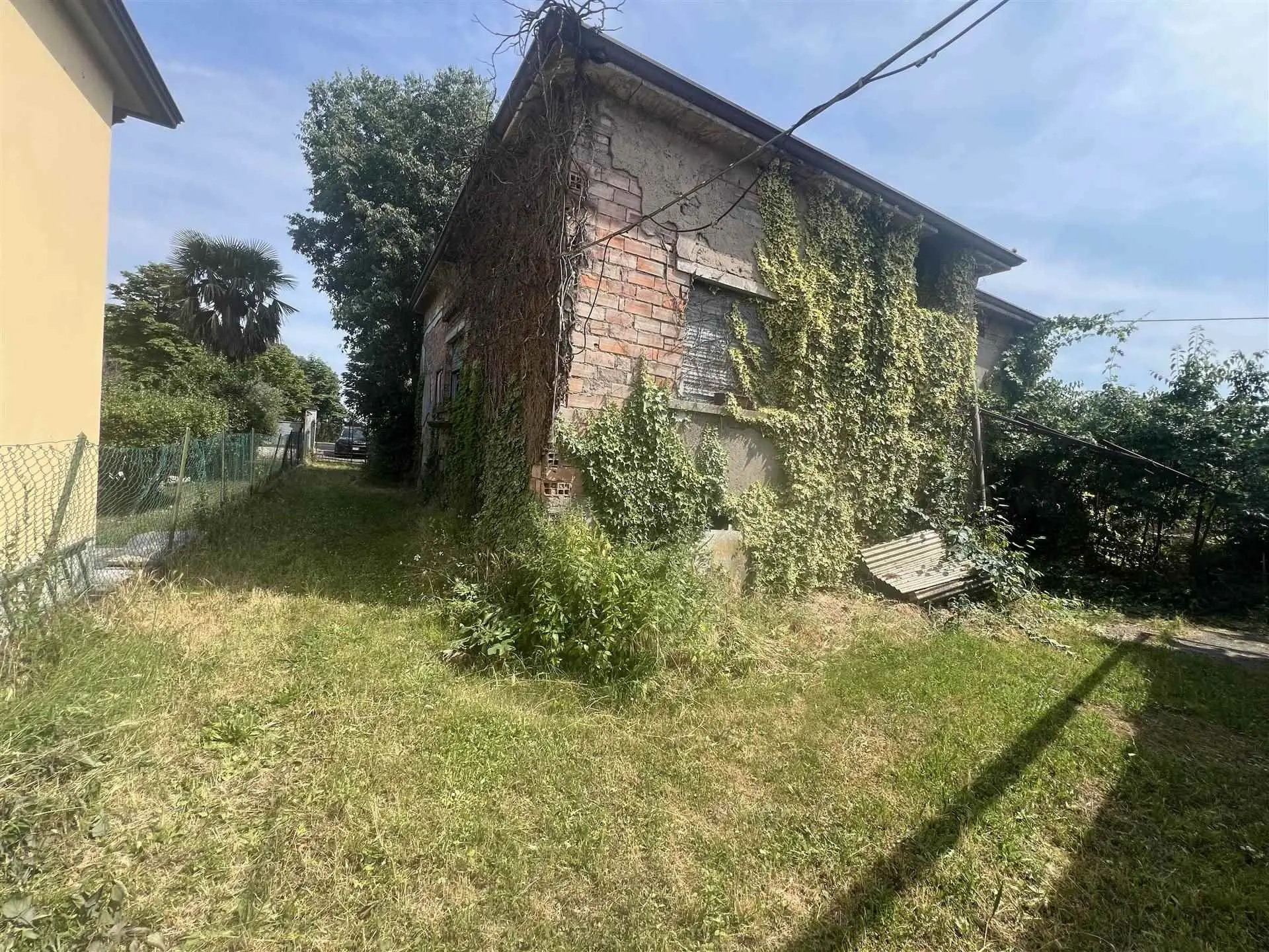 Villa Singola da Ristrutturare con Dépendance e Terreno Agricolo Confinante