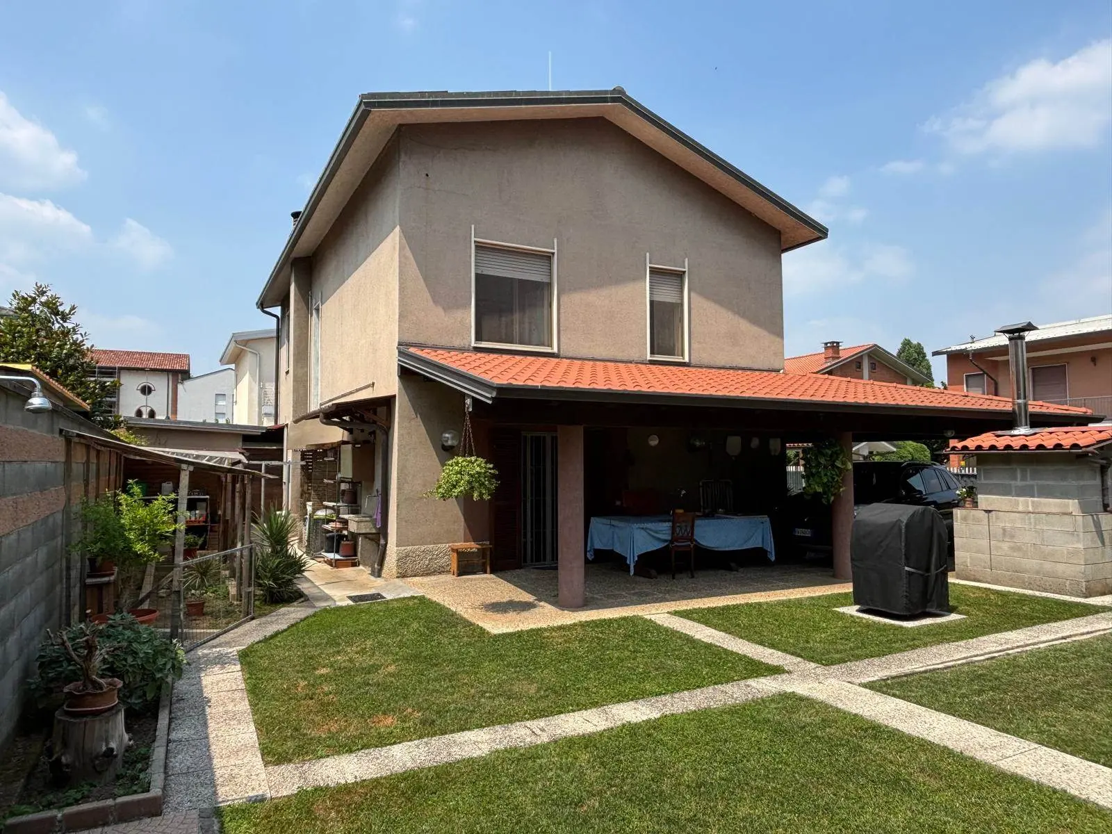 Villa Singola con Ampio Giardino e Due Appartamenti – Cornate d'Adda