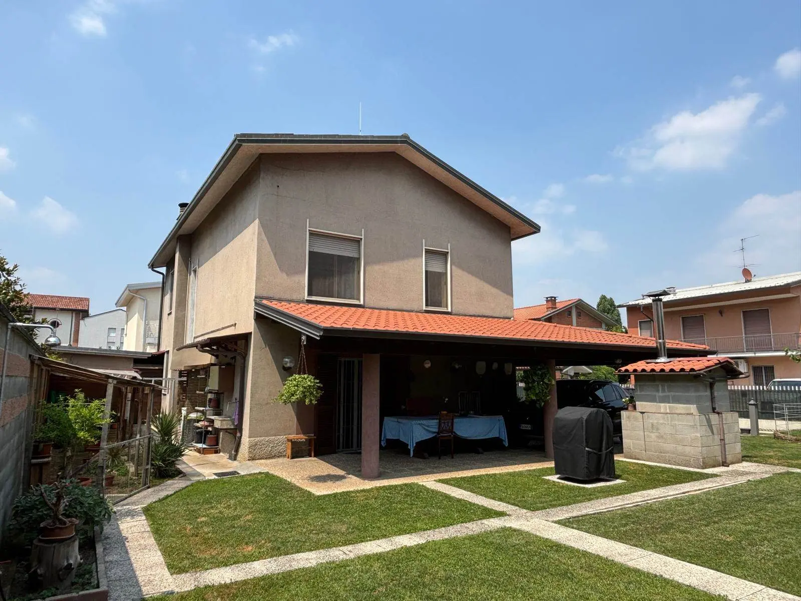 Villa Singola con Ampio Giardino e Due Appartamenti – Cornate d'Adda