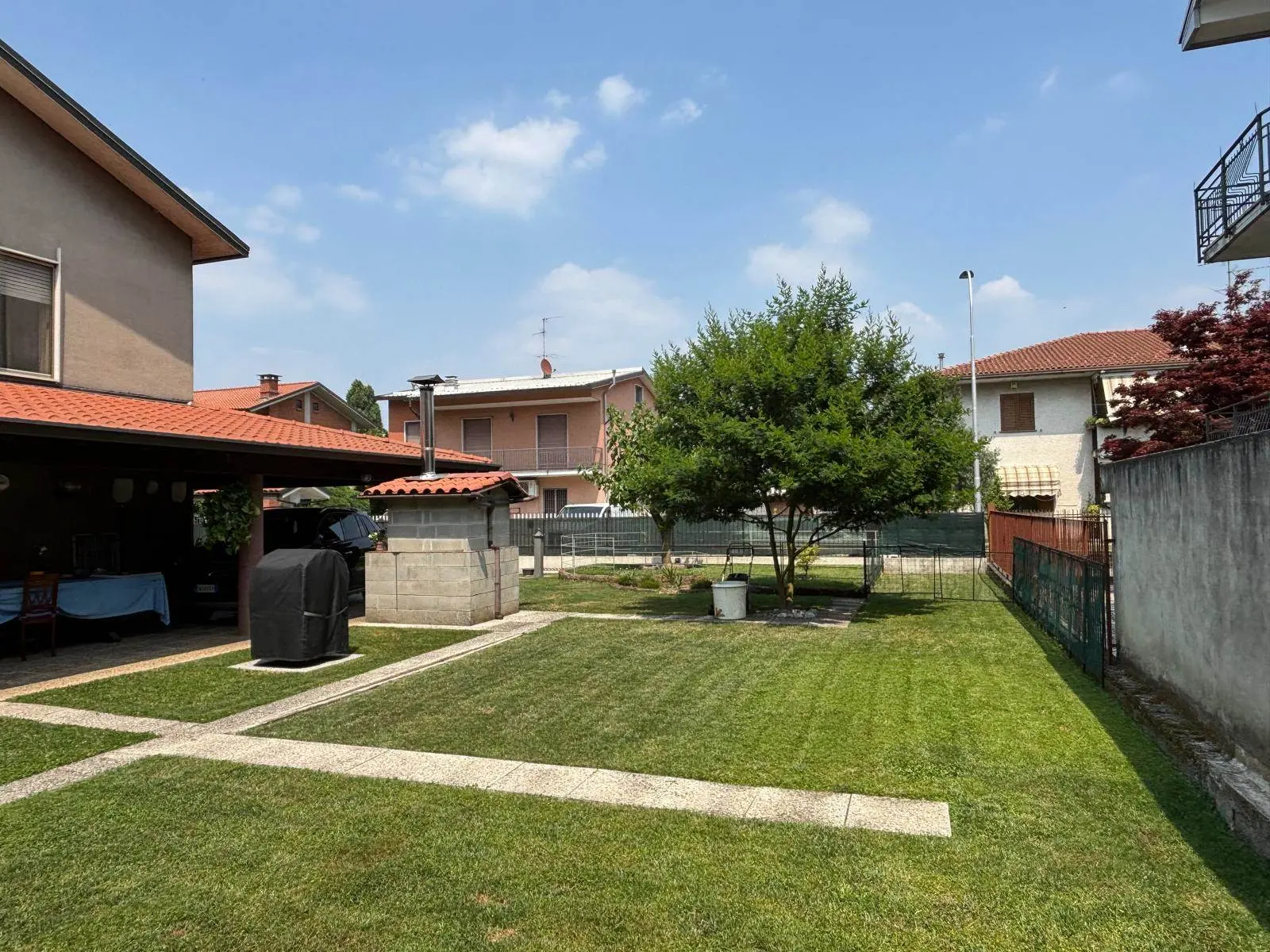 Villa Singola con Ampio Giardino e Due Appartamenti – Cornate d'Adda