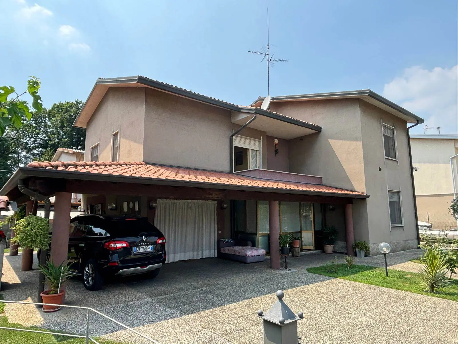 Villa Singola con Ampio Giardino e Due Appartamenti – Cornate d'Adda