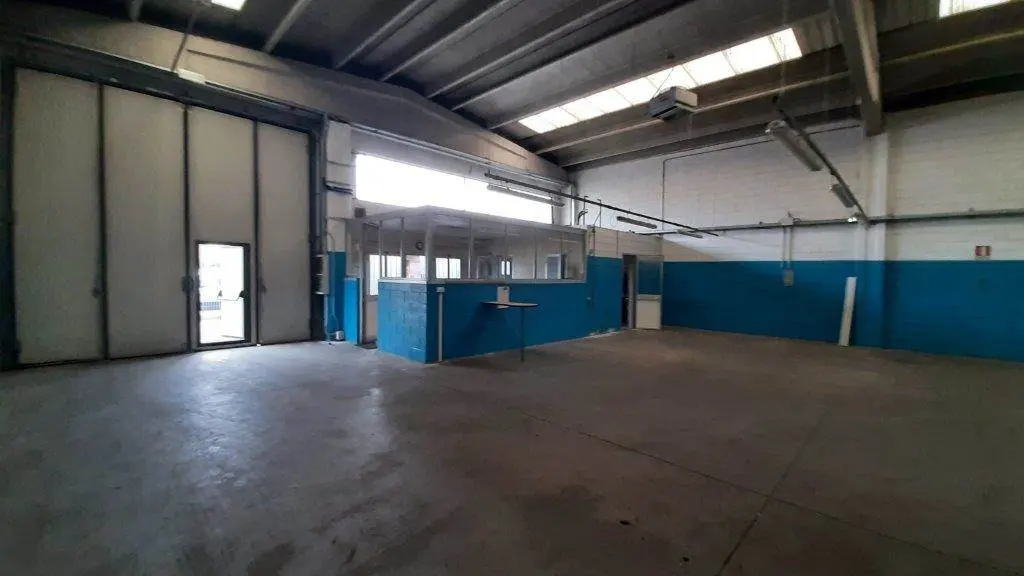 Capannone-Laboratorio in Area Industriale
