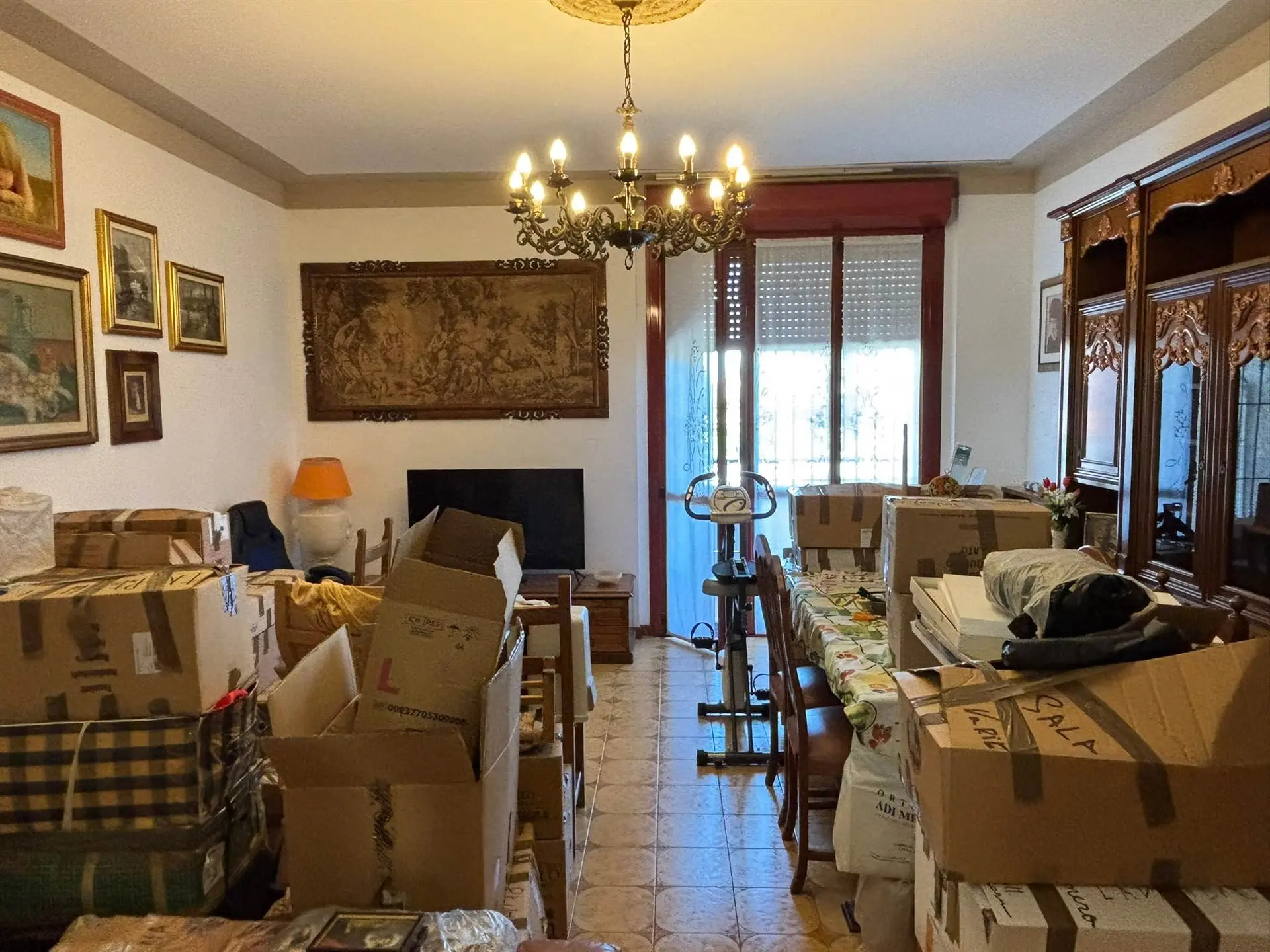 Ampio tre locali con box e cantina !
