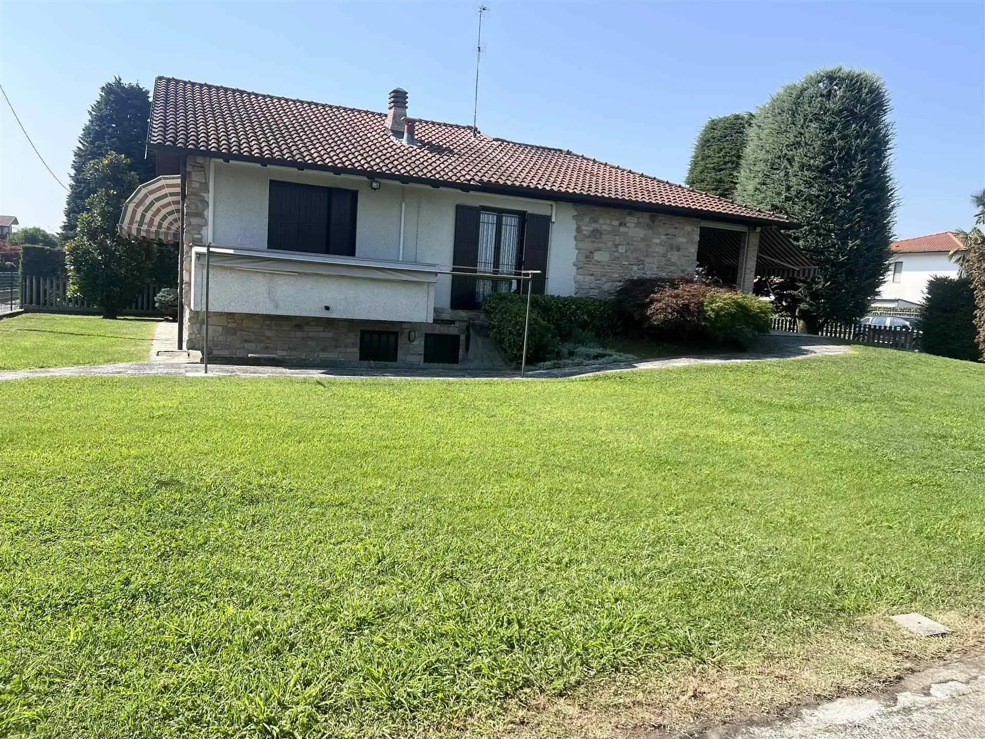 Villa Singola Attorniata da Giardino e Terreno Agricolo con Tre Camere, Ampio Interrato