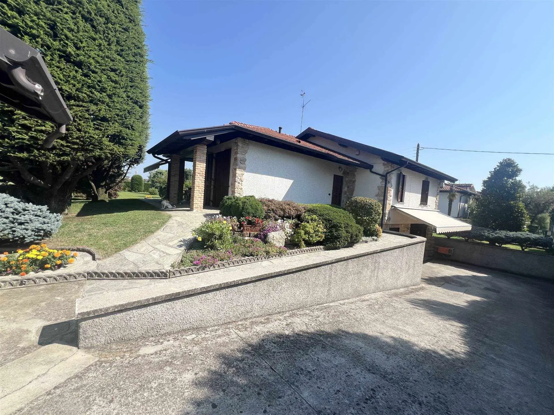 Villa Singola Attorniata da Giardino e Terreno Agricolo con Tre Camere, Ampio Interrato