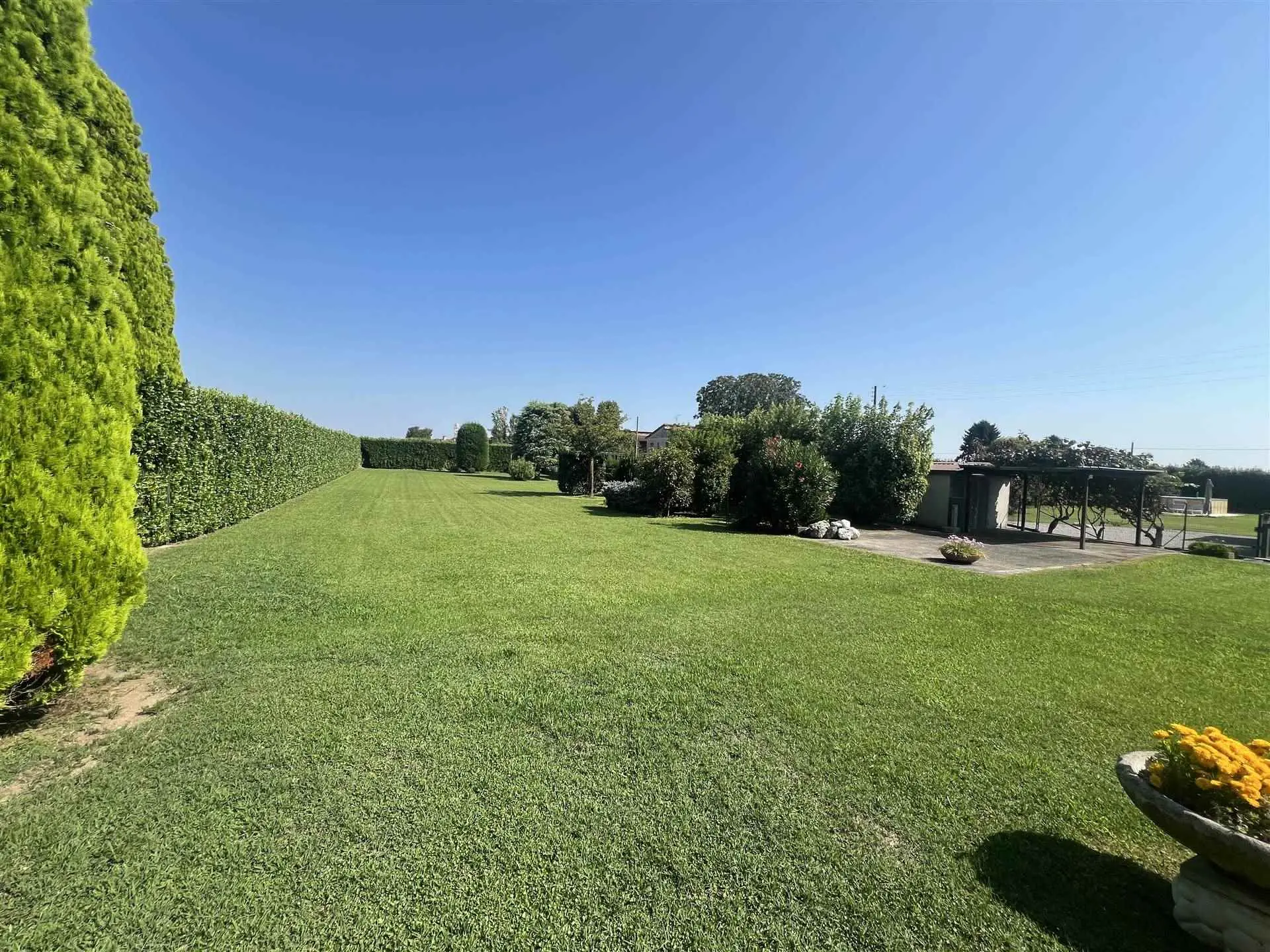 Villa Singola Attorniata da Giardino e Terreno Agricolo con Tre Camere, Ampio Interrato
