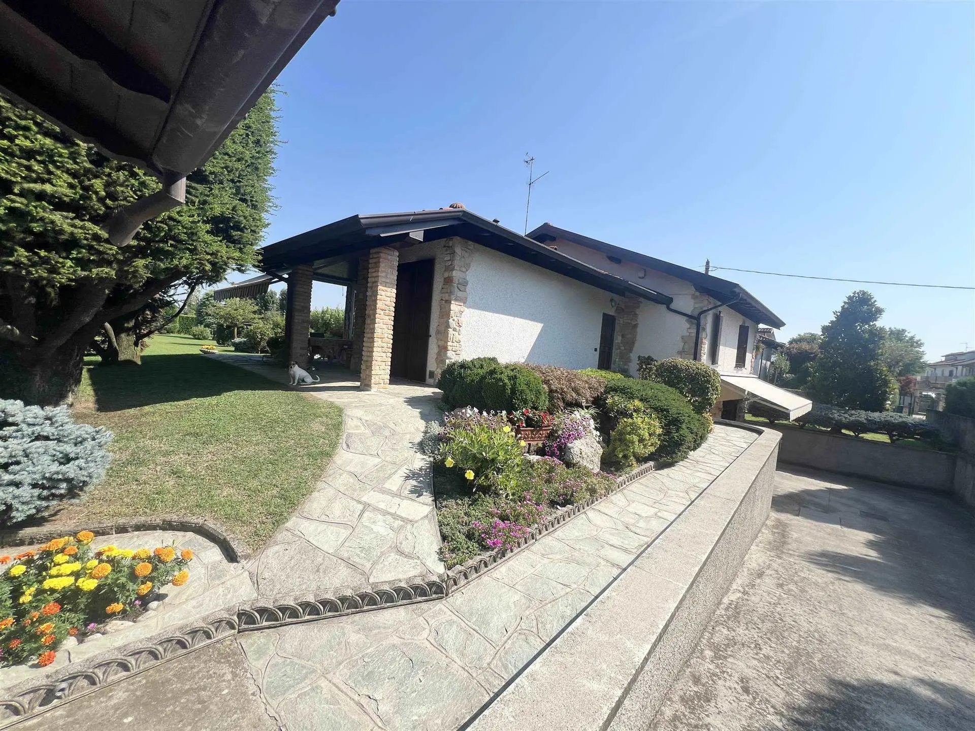 Villa Singola Attorniata da Giardino e Terreno Agricolo con Tre Camere, Ampio Interrato