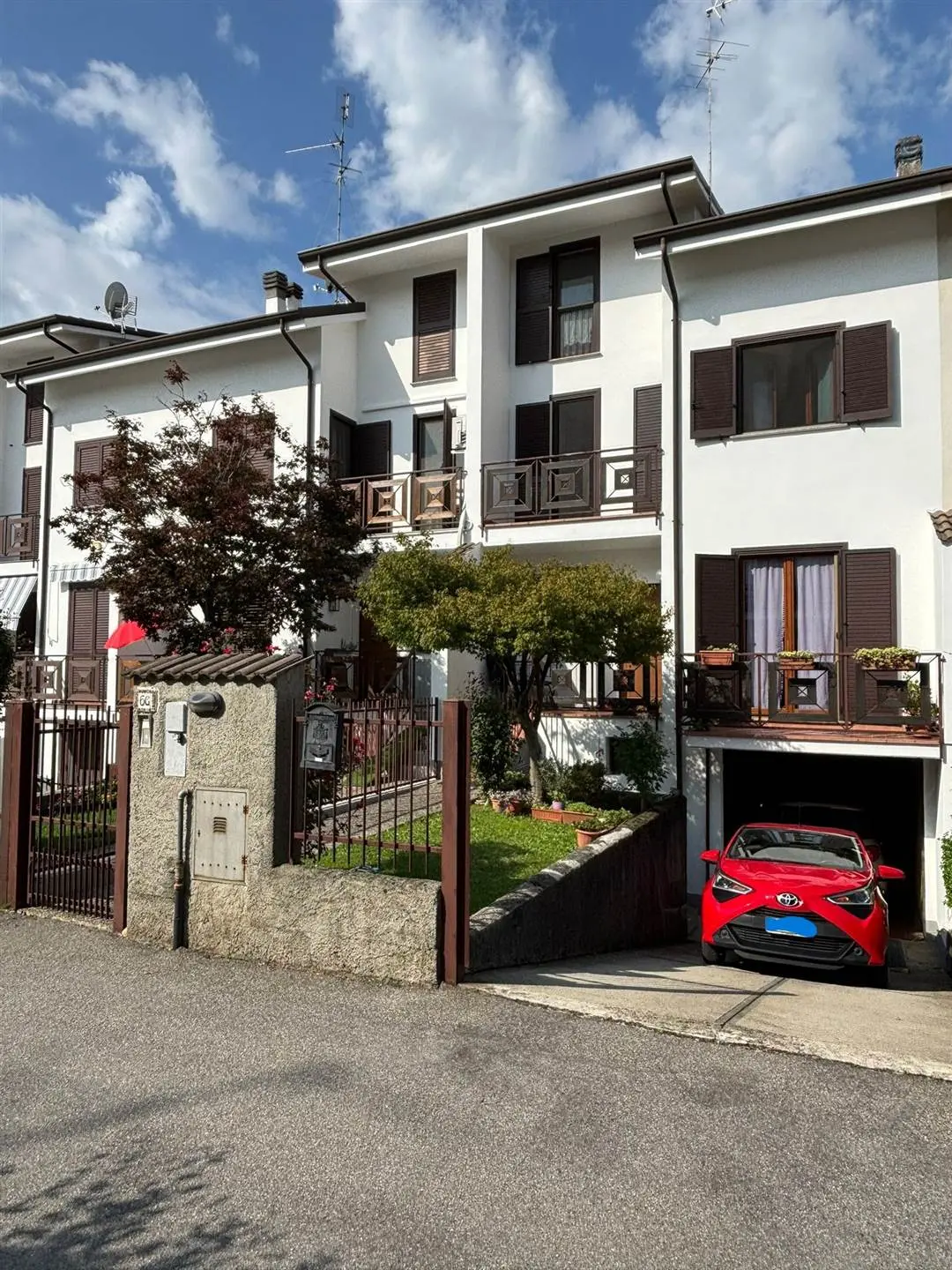 Immagine di copertina dell'immobile Spaziosa porzione di villa a schiera con giardino privato e mansarda –  Ottima posizione