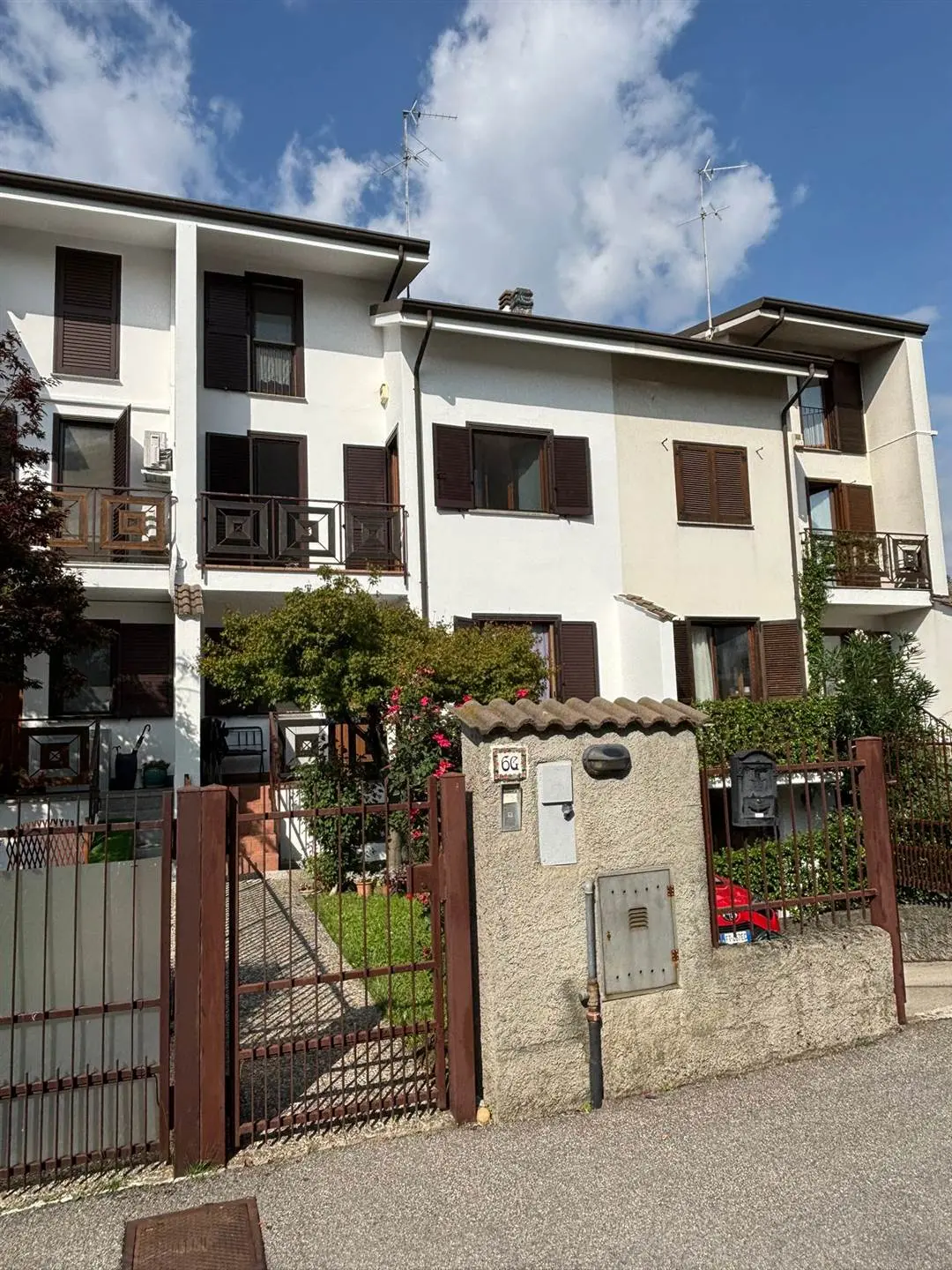 Spaziosa porzione di villa a schiera con giardino privato e mansarda –  Ottima posizione