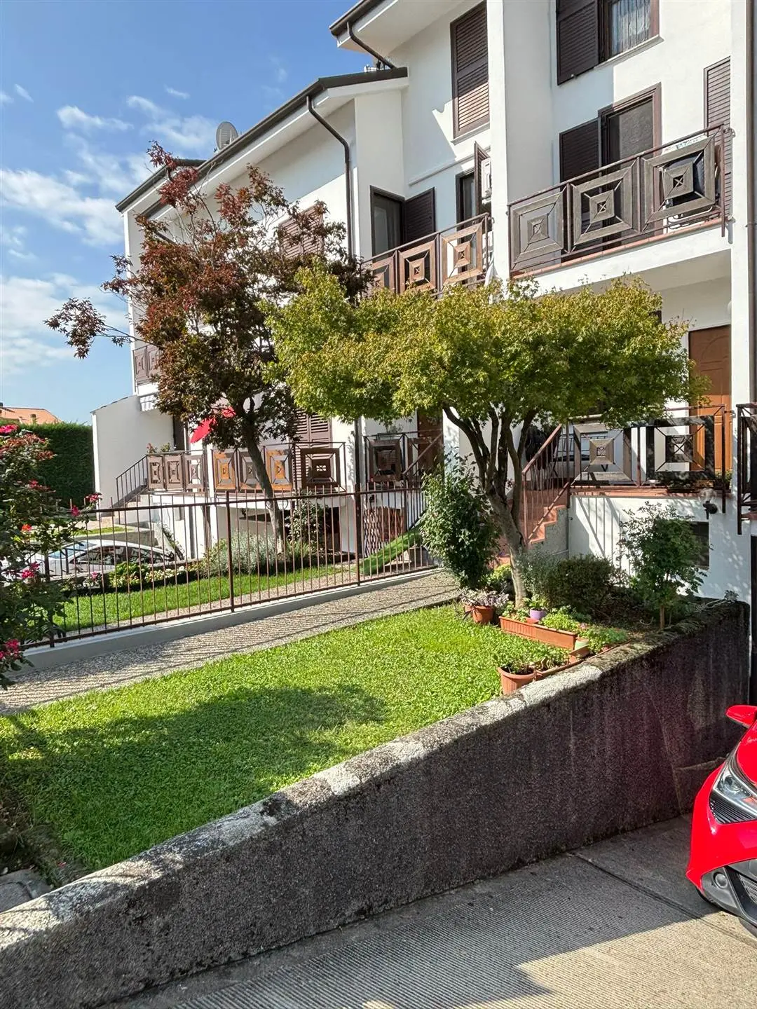 Spaziosa porzione di villa a schiera con giardino privato e mansarda –  Ottima posizione
