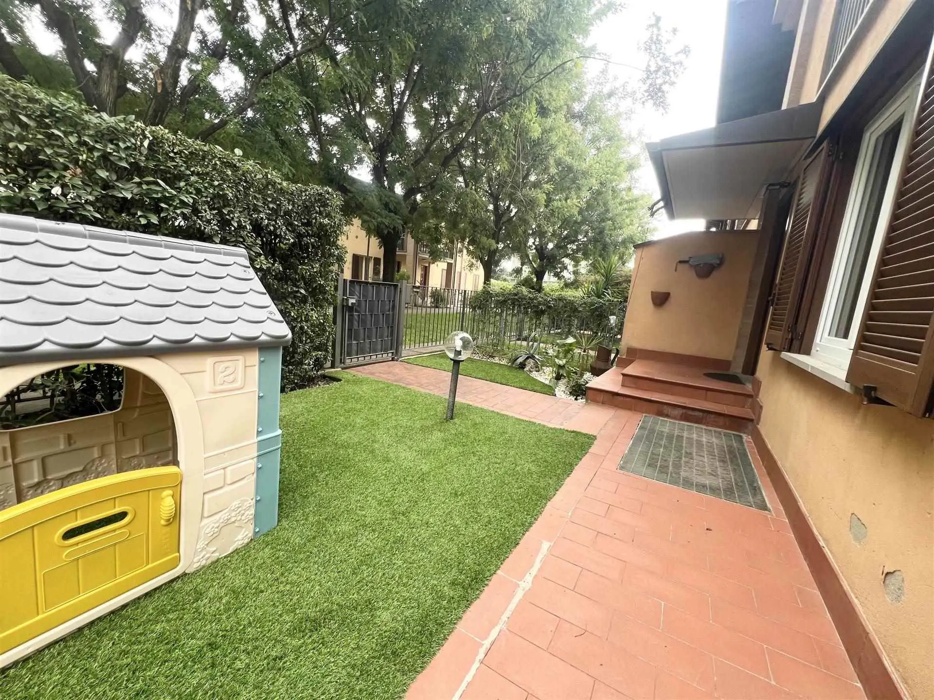 Villetta di testa con giardino privato