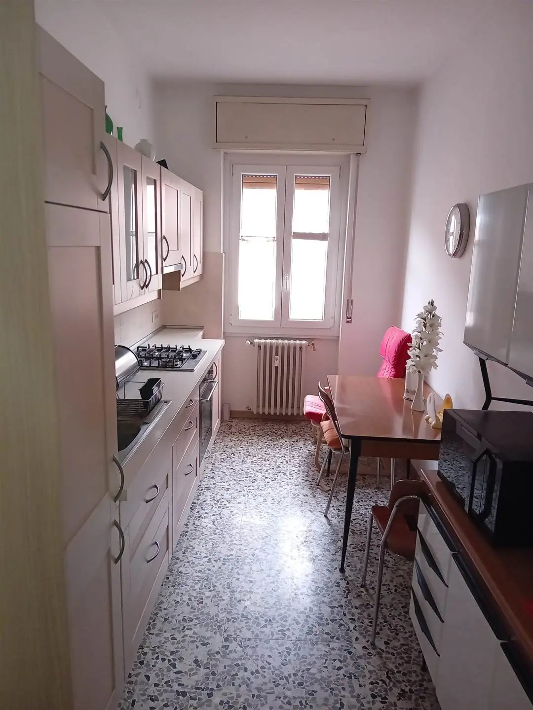 Carnate Centro – Ampio Bilocale Ristrutturato con Box e Cantina