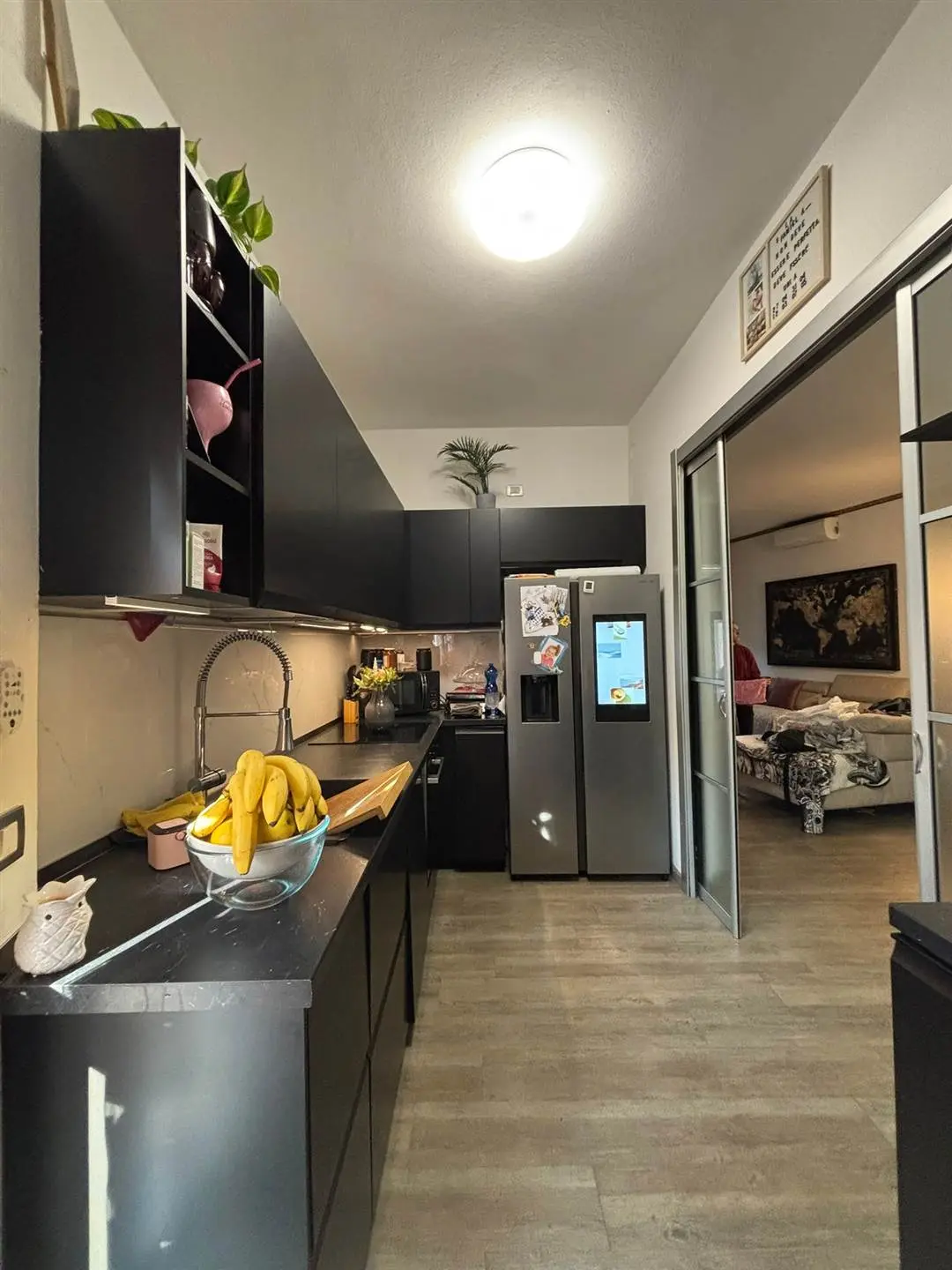 Bellusco – Ampio trilocale con doppi servizi, box e cantina in contesto verde e riservato