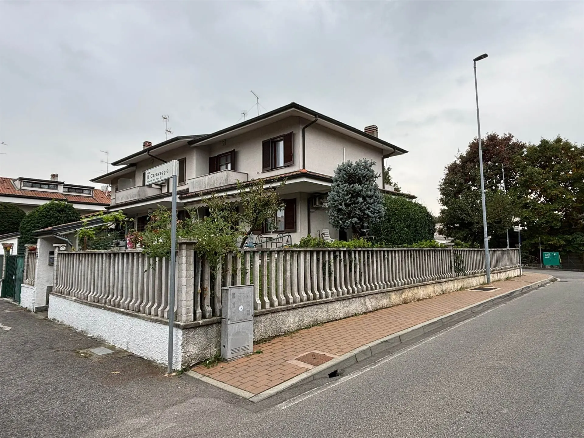 Trezzano Rosa – Villetta a schiera di testa con ampio giardino e taverna