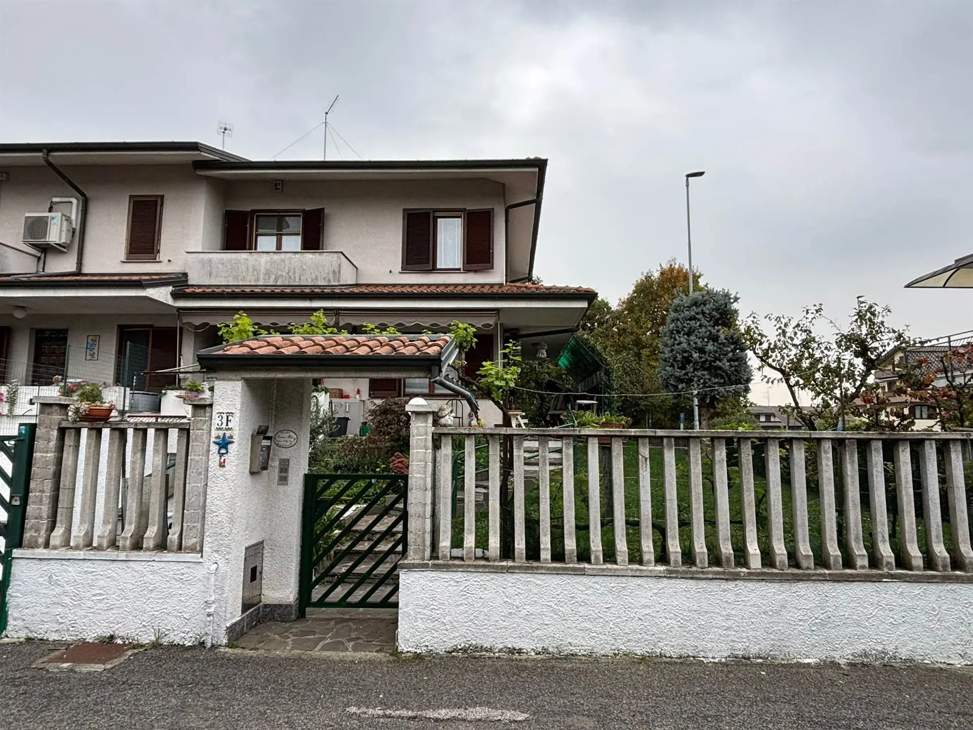 Trezzano Rosa – Villetta a schiera di testa con ampio giardino e taverna