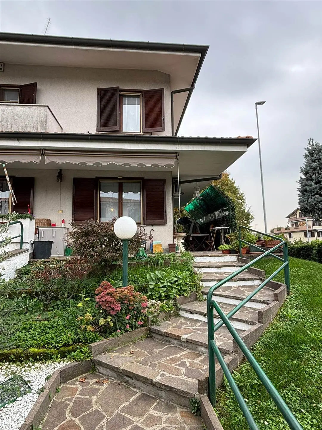 Trezzano Rosa – Villetta a schiera di testa con ampio giardino e taverna