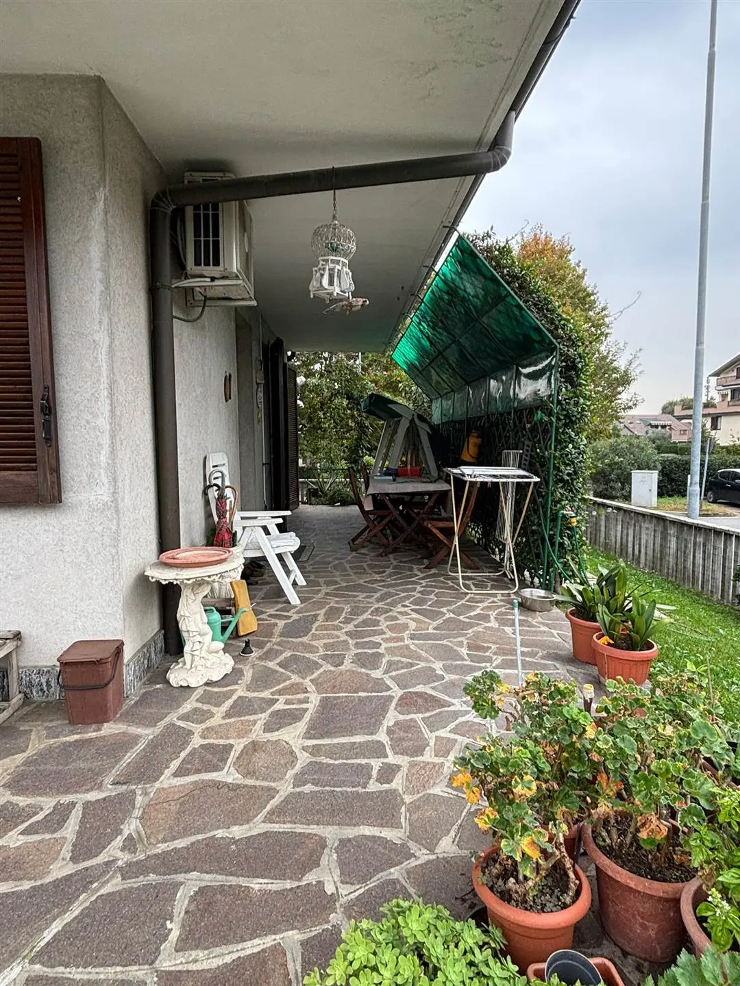 Trezzano Rosa – Villetta a schiera di testa con ampio giardino e taverna