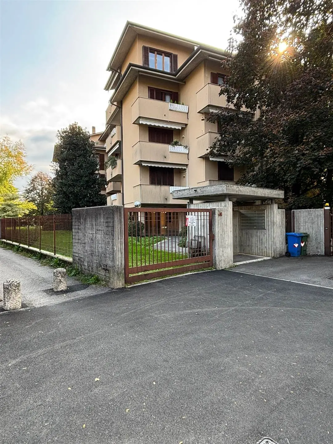 Vimercate – Trilocale con doppi servizi, box e cantina in zona centrale e immersa nel verde