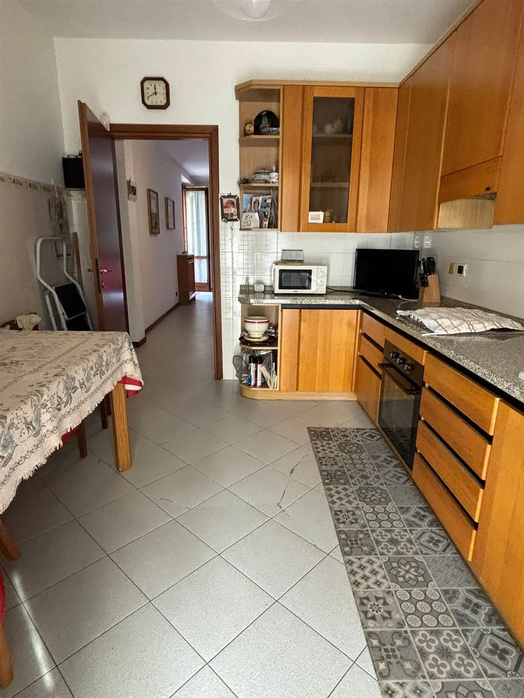 Vimercate – Trilocale con doppi servizi, box e cantina in zona centrale e immersa nel verde