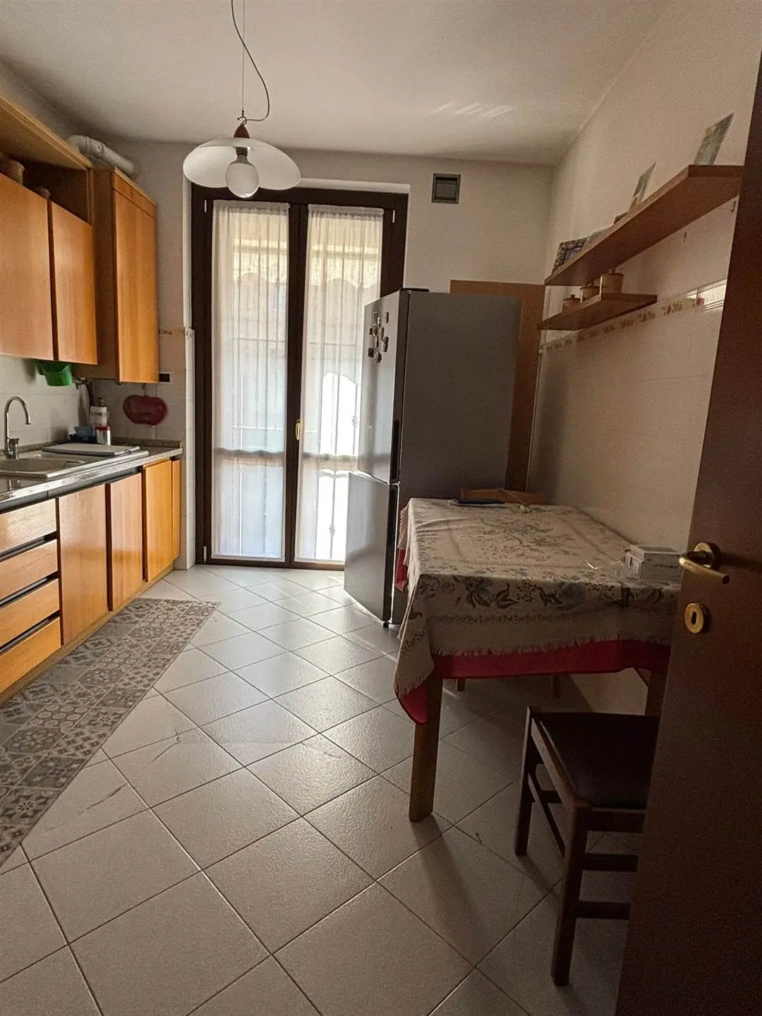 Vimercate – Trilocale con doppi servizi, box e cantina in zona centrale e immersa nel verde