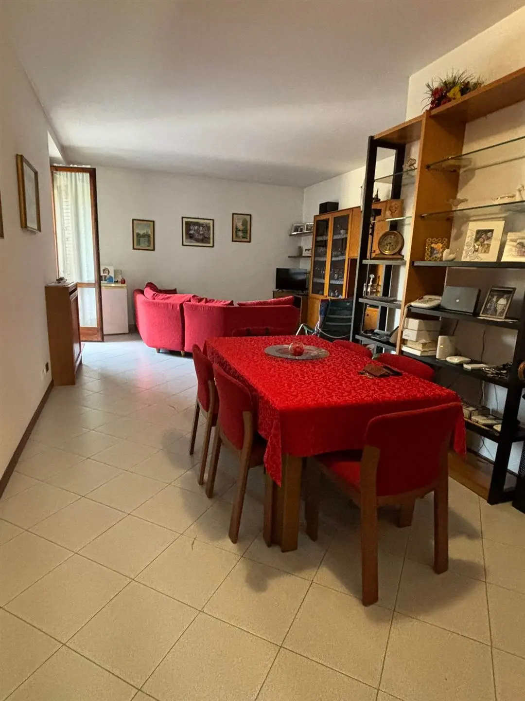 Vimercate – Trilocale con doppi servizi, box e cantina in zona centrale e immersa nel verde