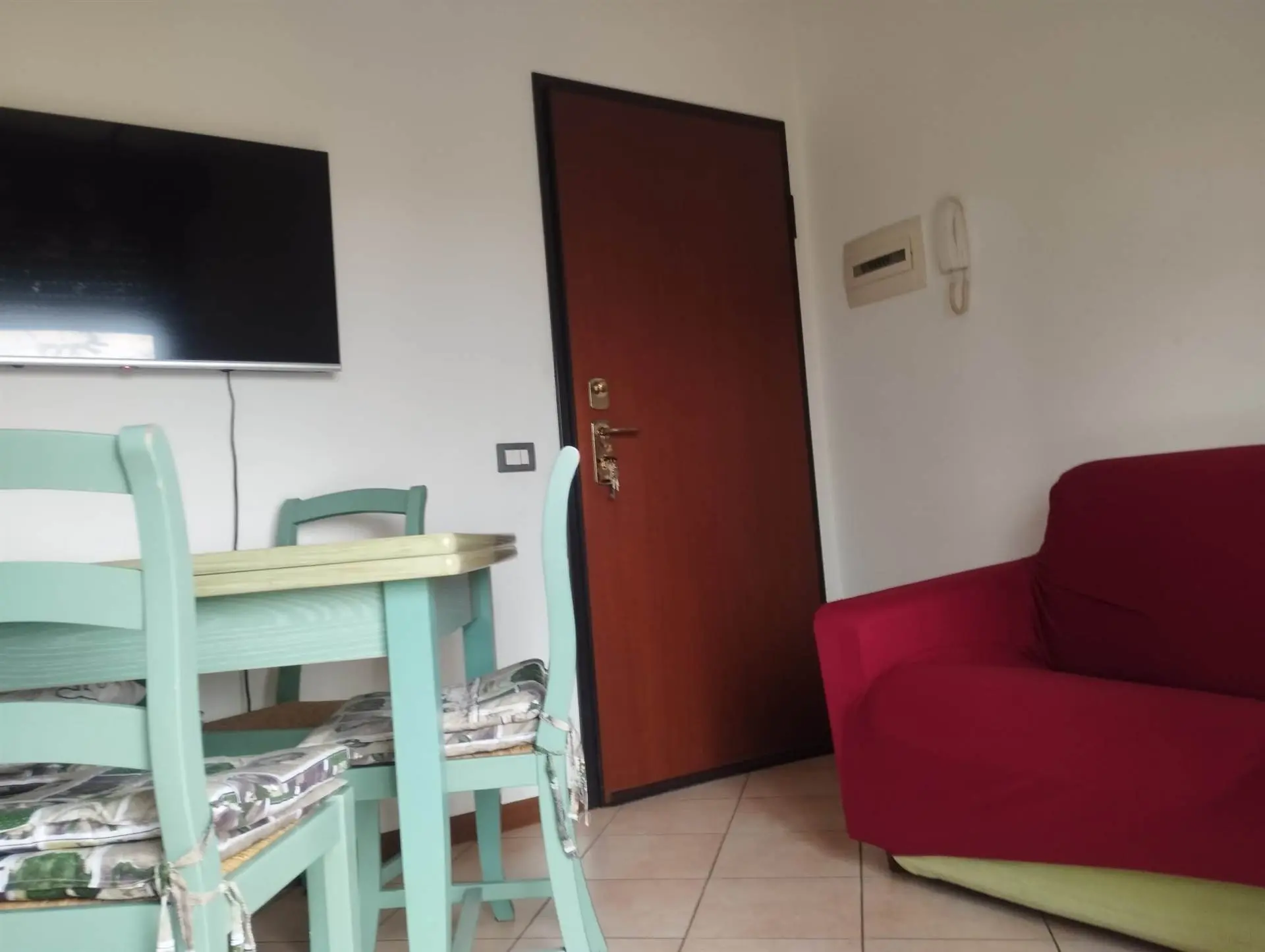 Bilocale in Piccolo Contesto Residenziale con Box