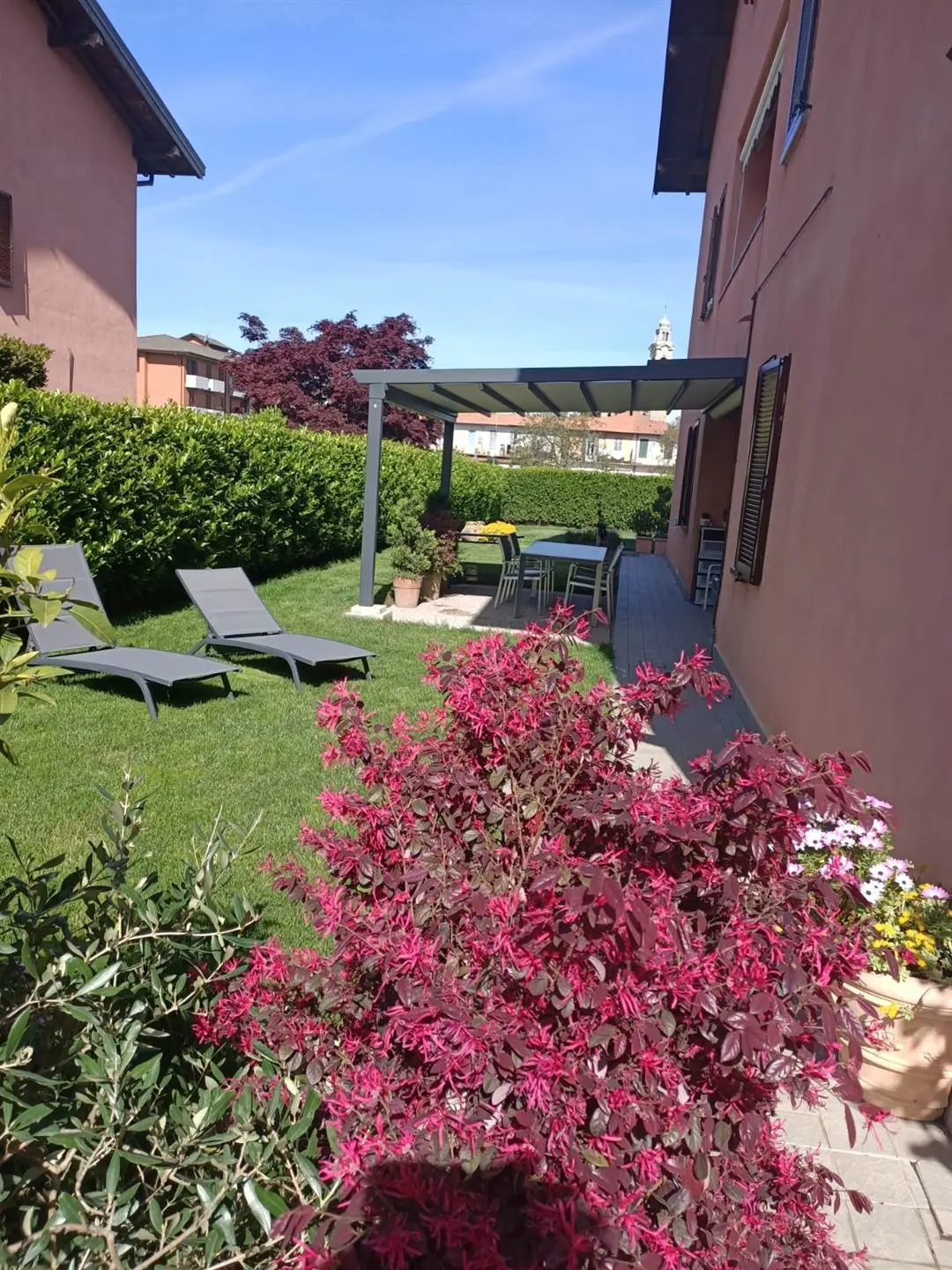 Verderio – Ampio trilocale con doppi servizi, taverna e grande giardino privato