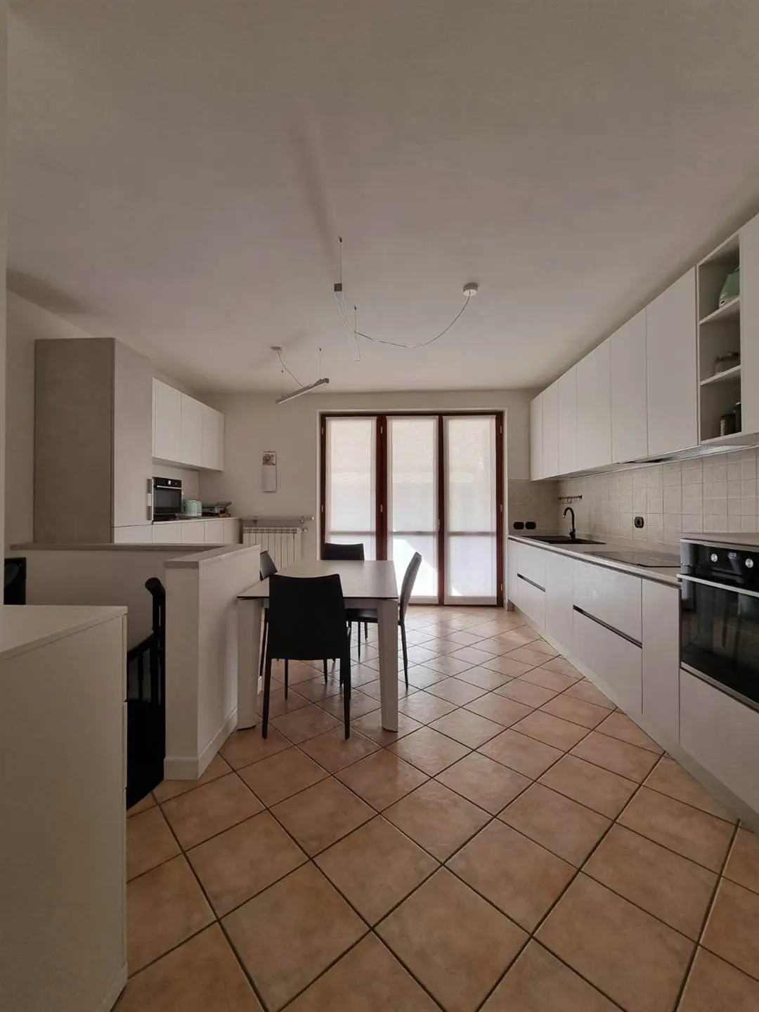 Verderio – Ampio trilocale con doppi servizi, taverna e grande giardino privato