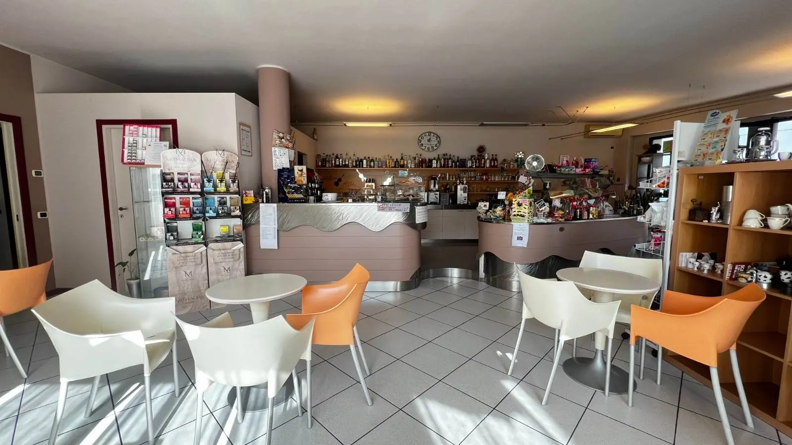 Vendesi attività di bar in centro a Canonica