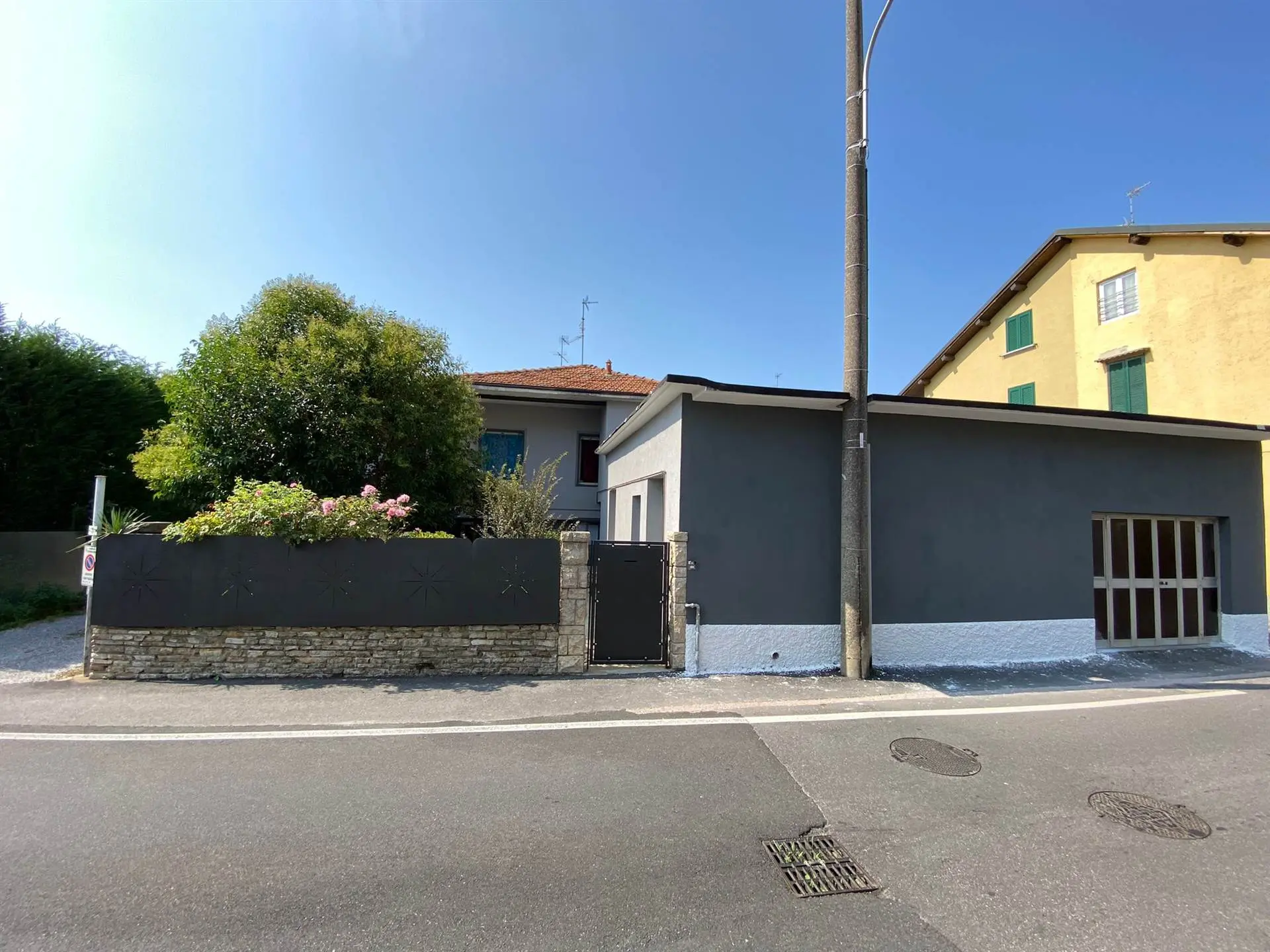 Immagine di copertina dell'immobile Ideale per due famiglie – Villetta di testa con doppio appartamento e taverna a Bernareggio