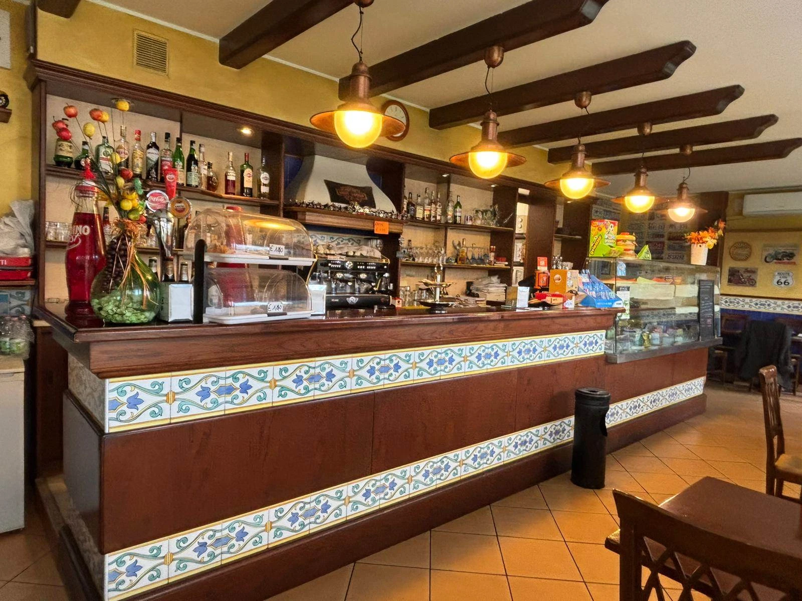 **Basiano – Negozio in centro con magazzino**