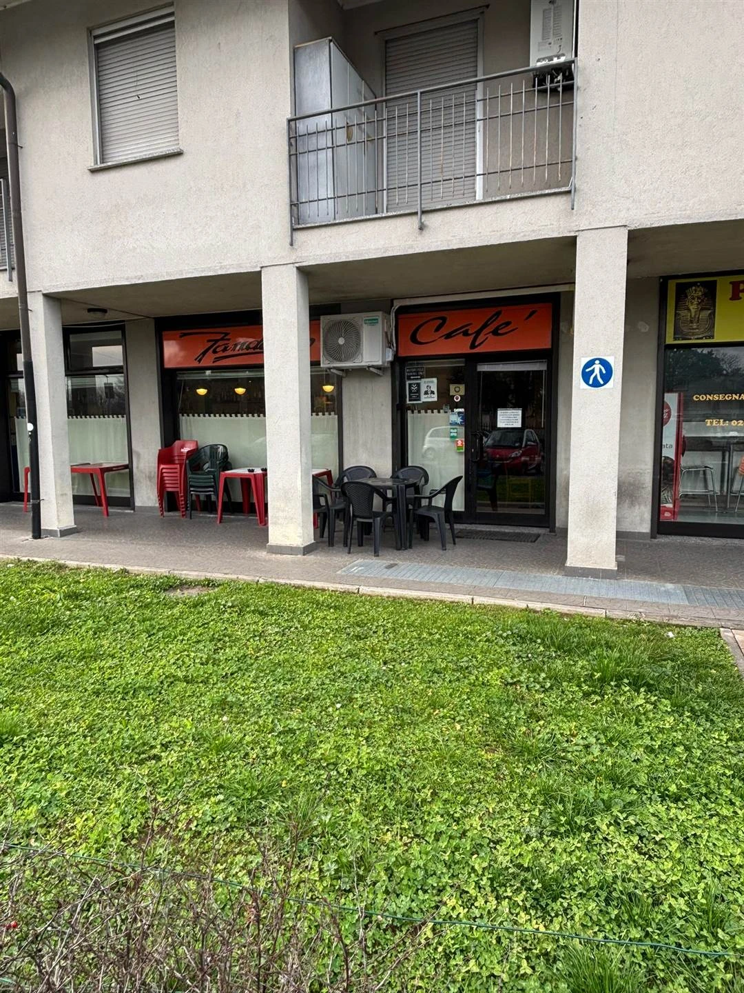 **Basiano – Negozio in centro con magazzino**