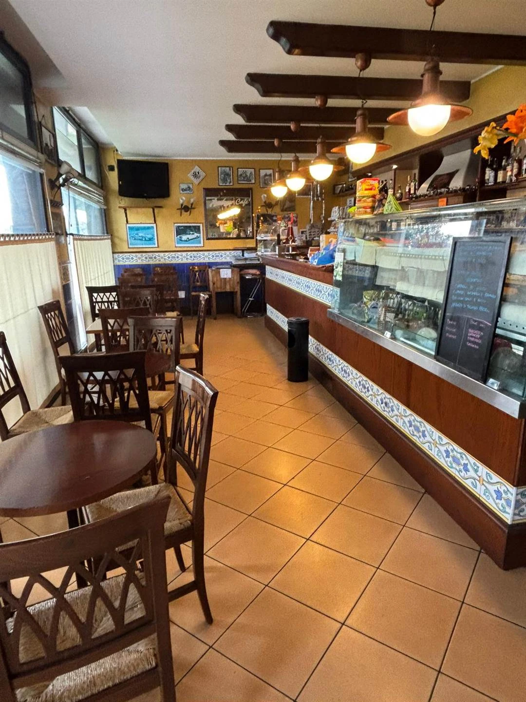 **Basiano – Negozio in centro con magazzino**