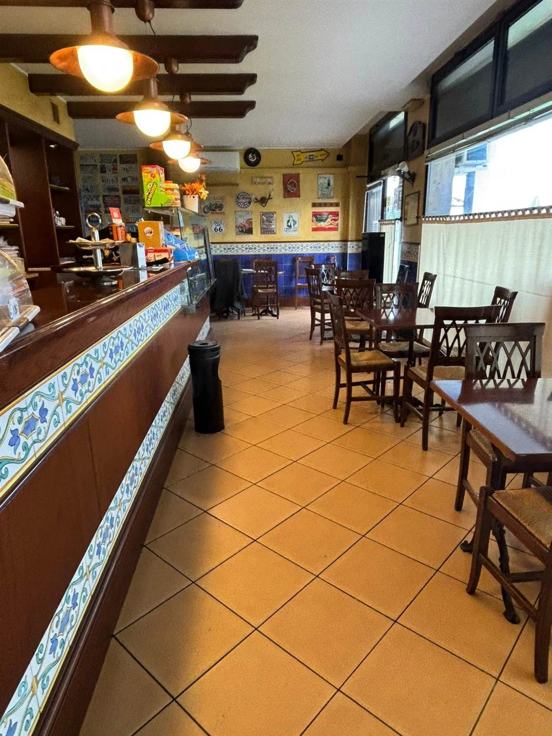 **Basiano – Negozio in centro con magazzino**